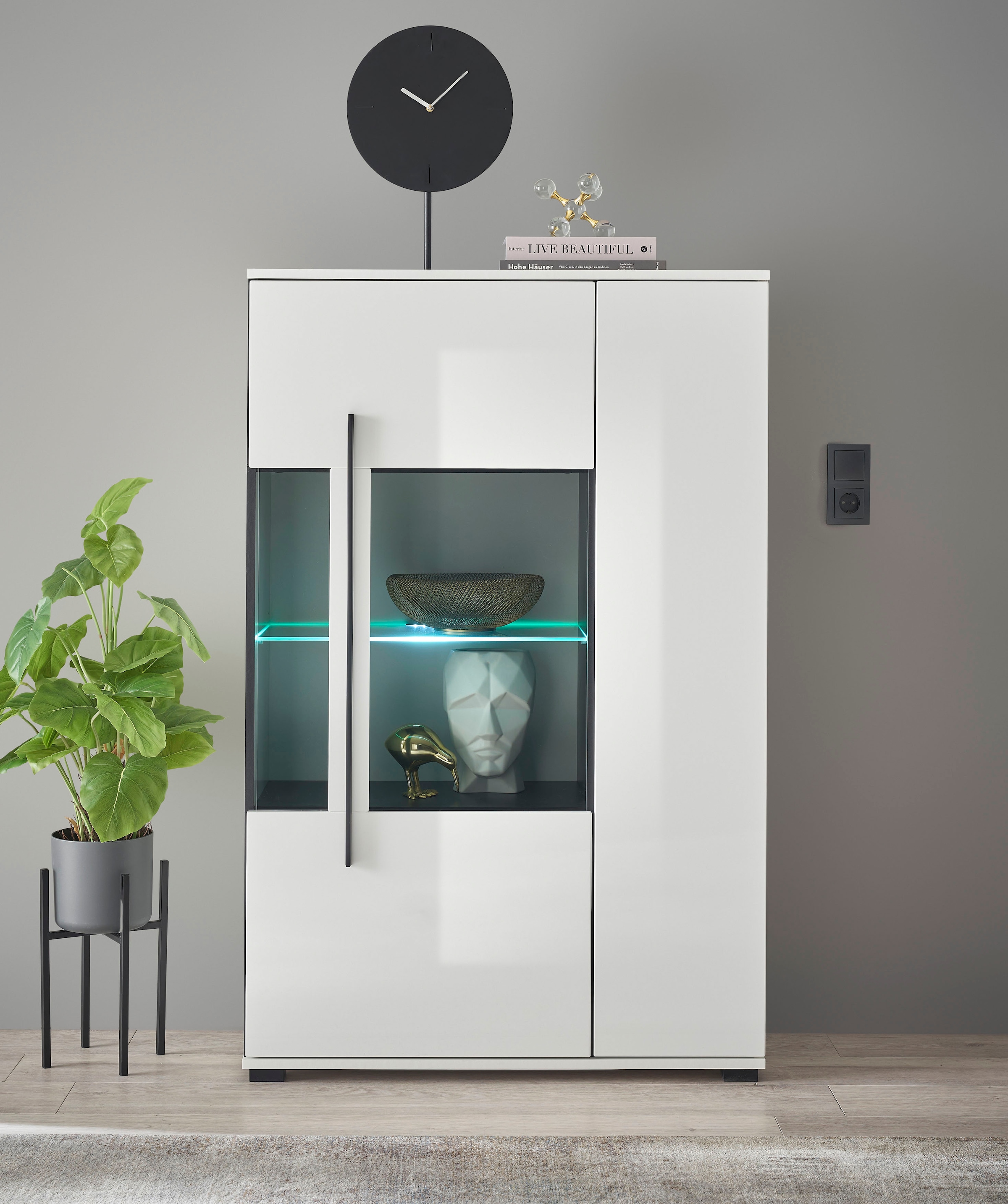 INOSIGN Vitrine »Cantara, Vitrinenschrank in Eiche Evoke oder weiss, Standvitrine«, schwarzer Stangengriff, ausreichend Stauraum, vielseitig einsetzbar
