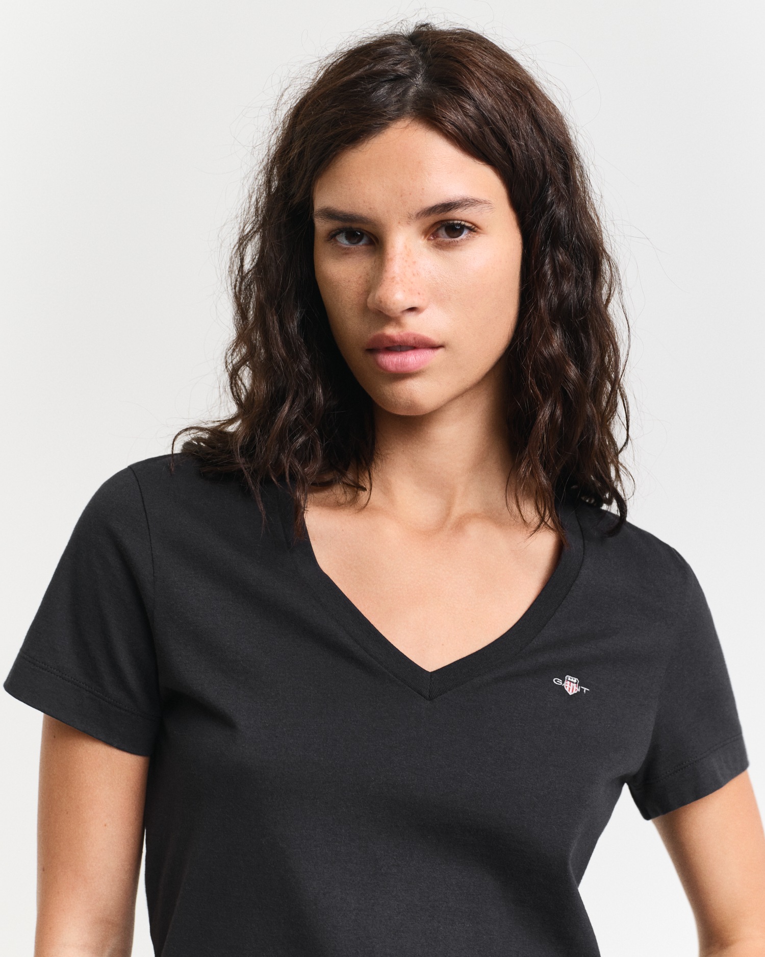 Gant T-Shirt »REG SHIELD KA V-NECK T-SHIRT«, mit einer kleinen Logostickerei auf der Brust