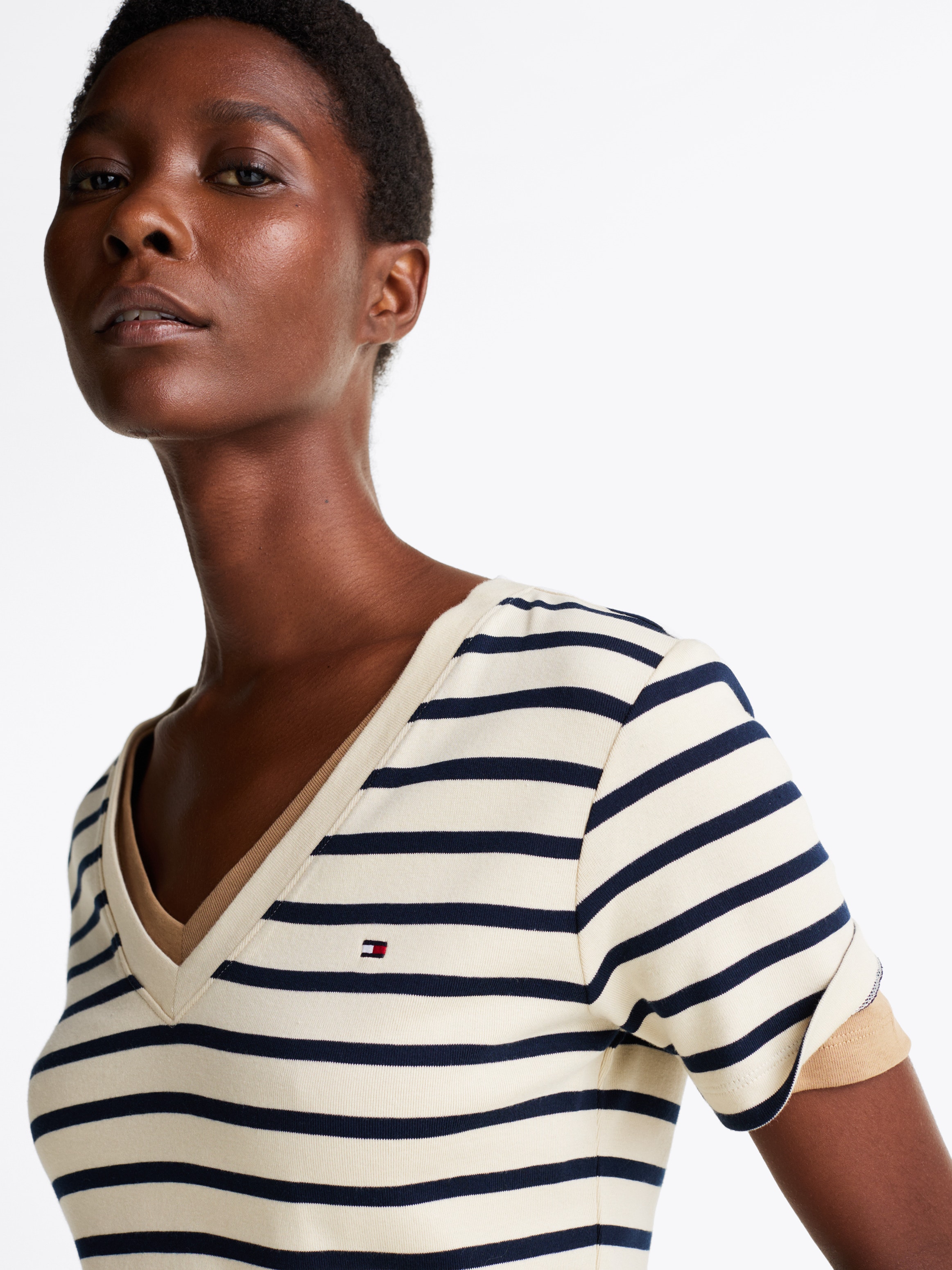 Tommy Hilfiger T-Shirt »SLIM CODY V-NK SS«, mit Logostickerei
