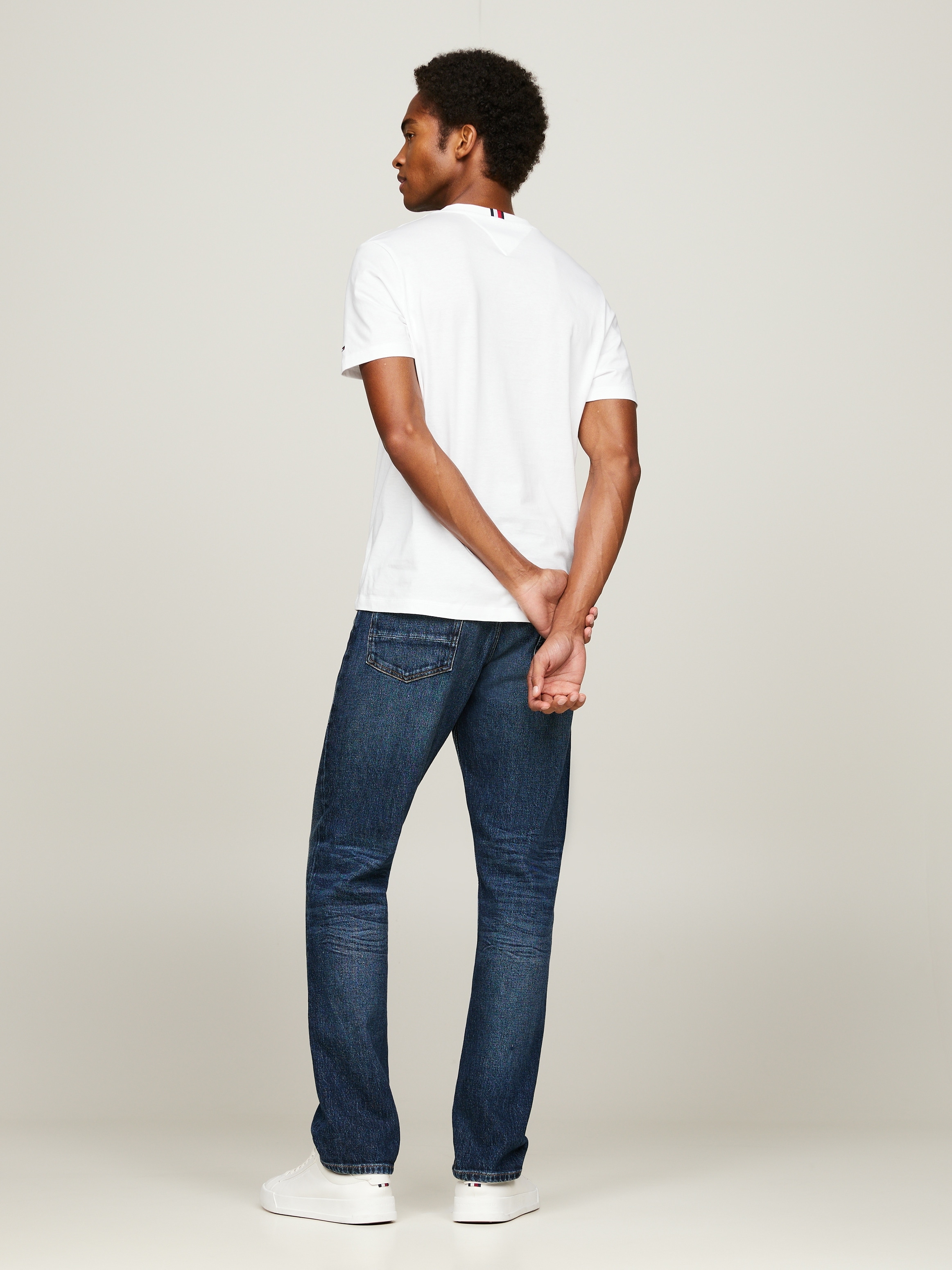 Tommy Hilfiger T-Shirt »HILFIGER GLOBAL STRIPE TEE«, kontrastfarbener Print auf de Brust