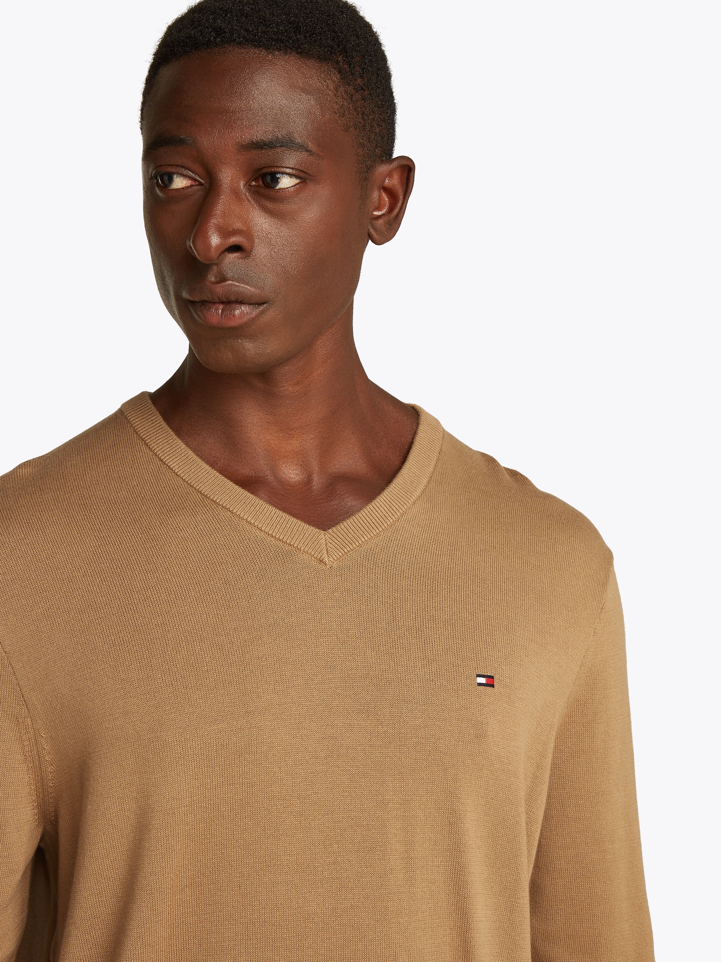 Tommy Hilfiger Strickpullover »ESSENTIAL COTTON V NECK mit V-Ausschnitt und Stickerei«, unifarben, casual, regular fit, Baumwolle, V-Ausschnitt
