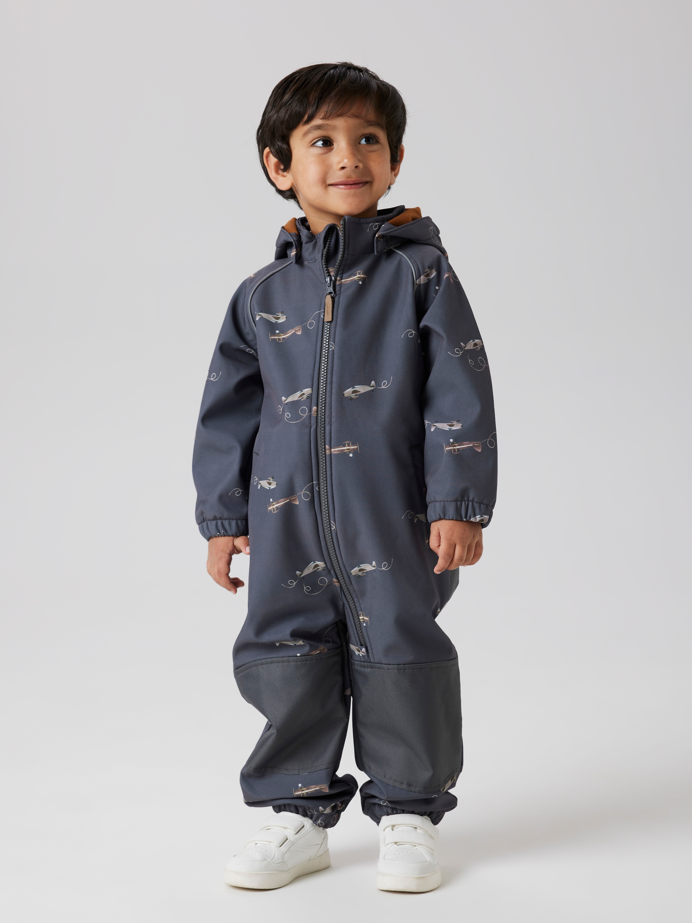 Name It Overall »NMMALFA08 SOFTSHELL SUIT AOP 1FO NOOS« mit dekorativen und reflektierenden Details