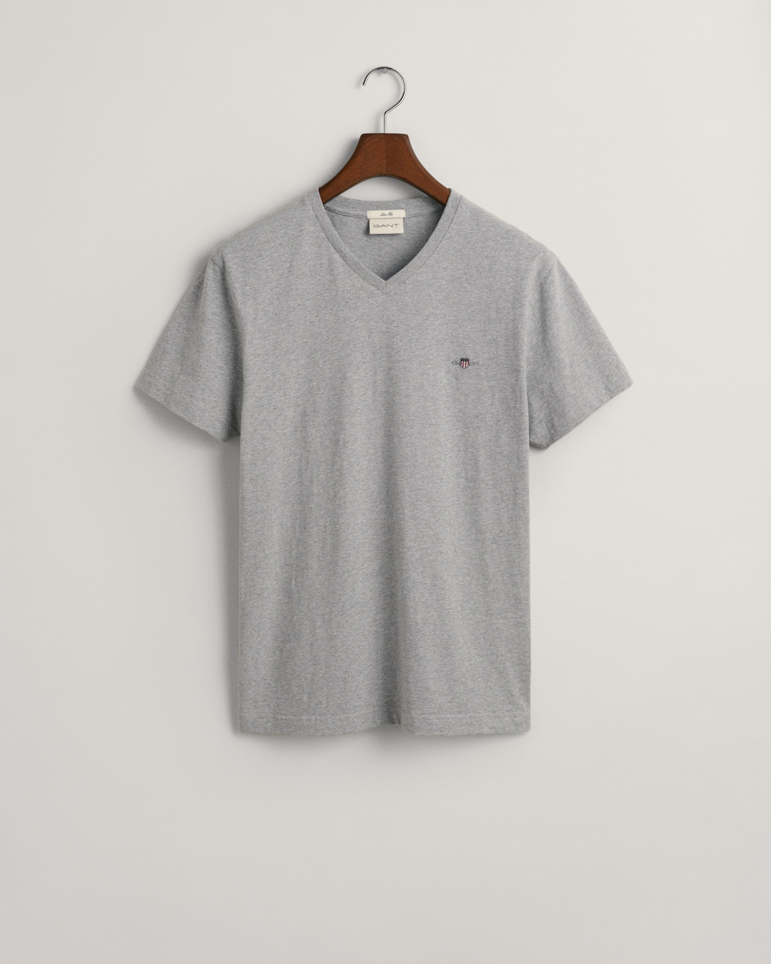Gant T-Shirt »SLIM SHIELD V-NECK T-SHIRT«, mit einer kleinen Logostickerei auf der Brust
