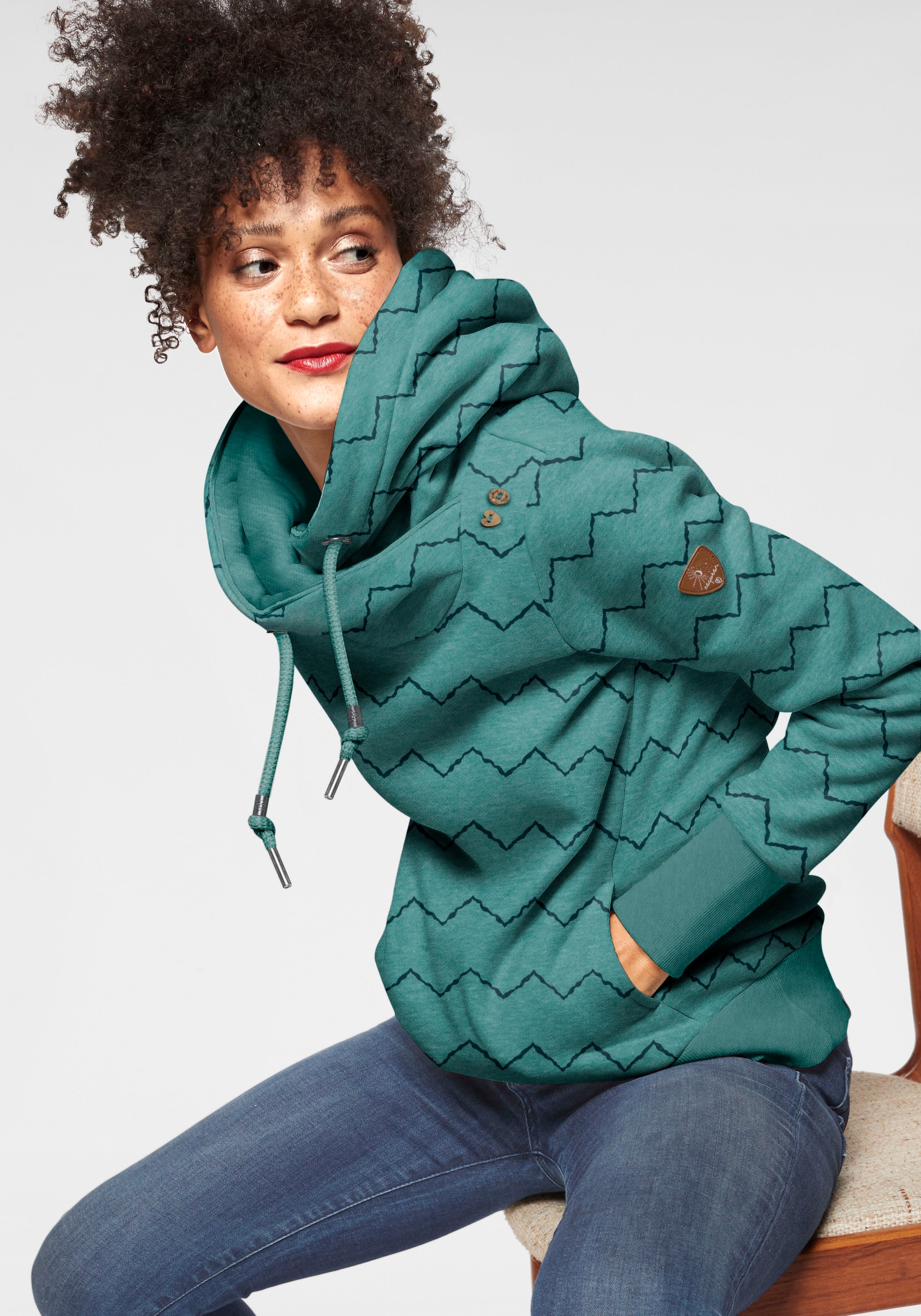 CHEVRON shoppen Sweater mit Jelmoli-Versand Ragwear »GRIPY Hoodie Schweiz online Zierknopfbesatz mit BUTTON hochschiessendem O«, bei Schalkragen