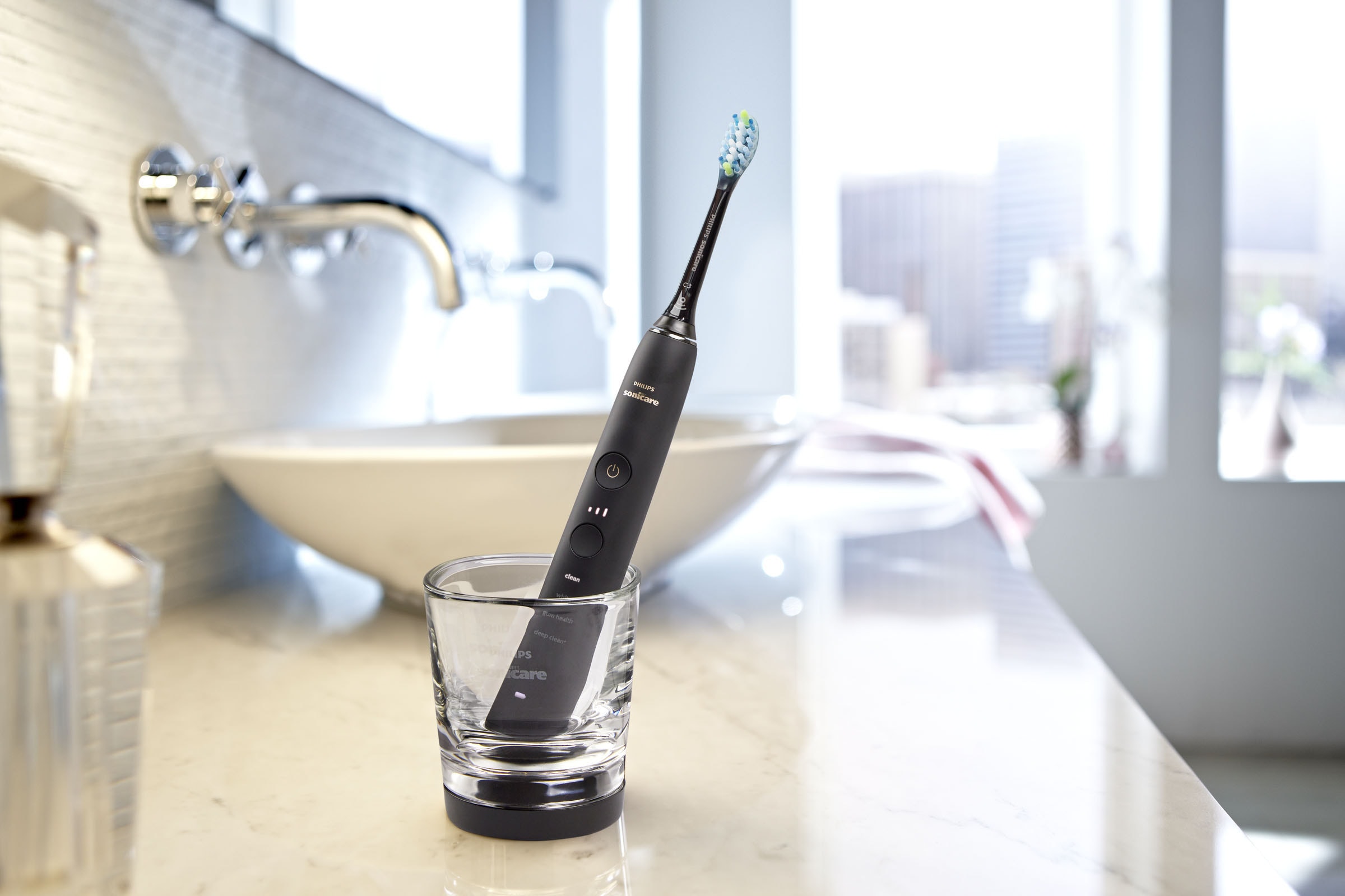 Philips Sonicare Elektrische Zahnbürste »DiamondClean 9000 HX9913/18«, 2 St. Aufsteckbürsten, mit integriertem Drücksensor, 4 Putzprogramme und 3 Intensitätsstufen