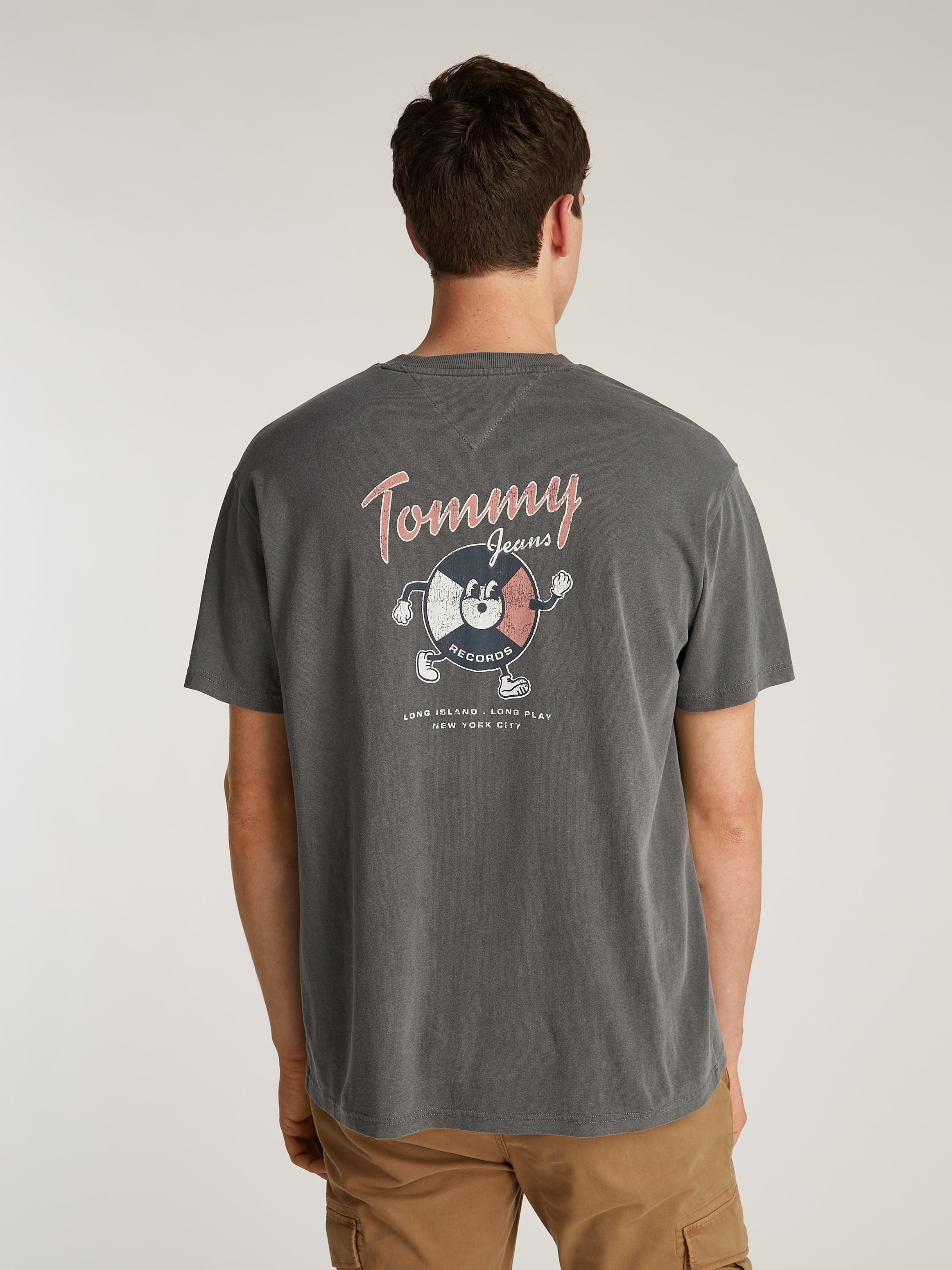 Tommy Jeans T-Shirt »TJM RLX NOVELTY 2 GMD TEE«, mit grossem Logo am Rücken