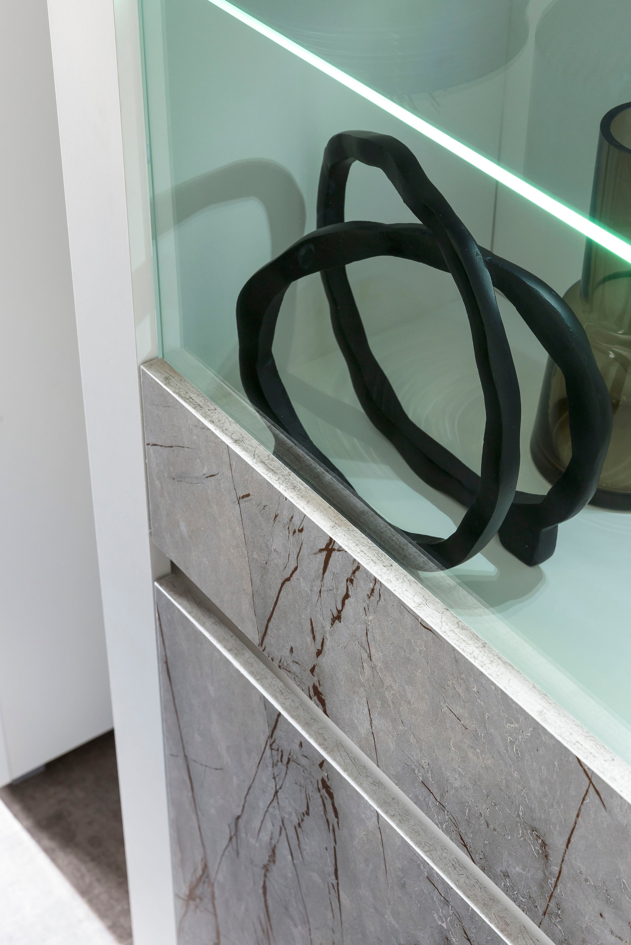 Home affaire Vitrine »Stone Marble«, online | kaufen cm Jelmoli-Versand Breite mit edlen einem Marmor-Optik Dekor, 95