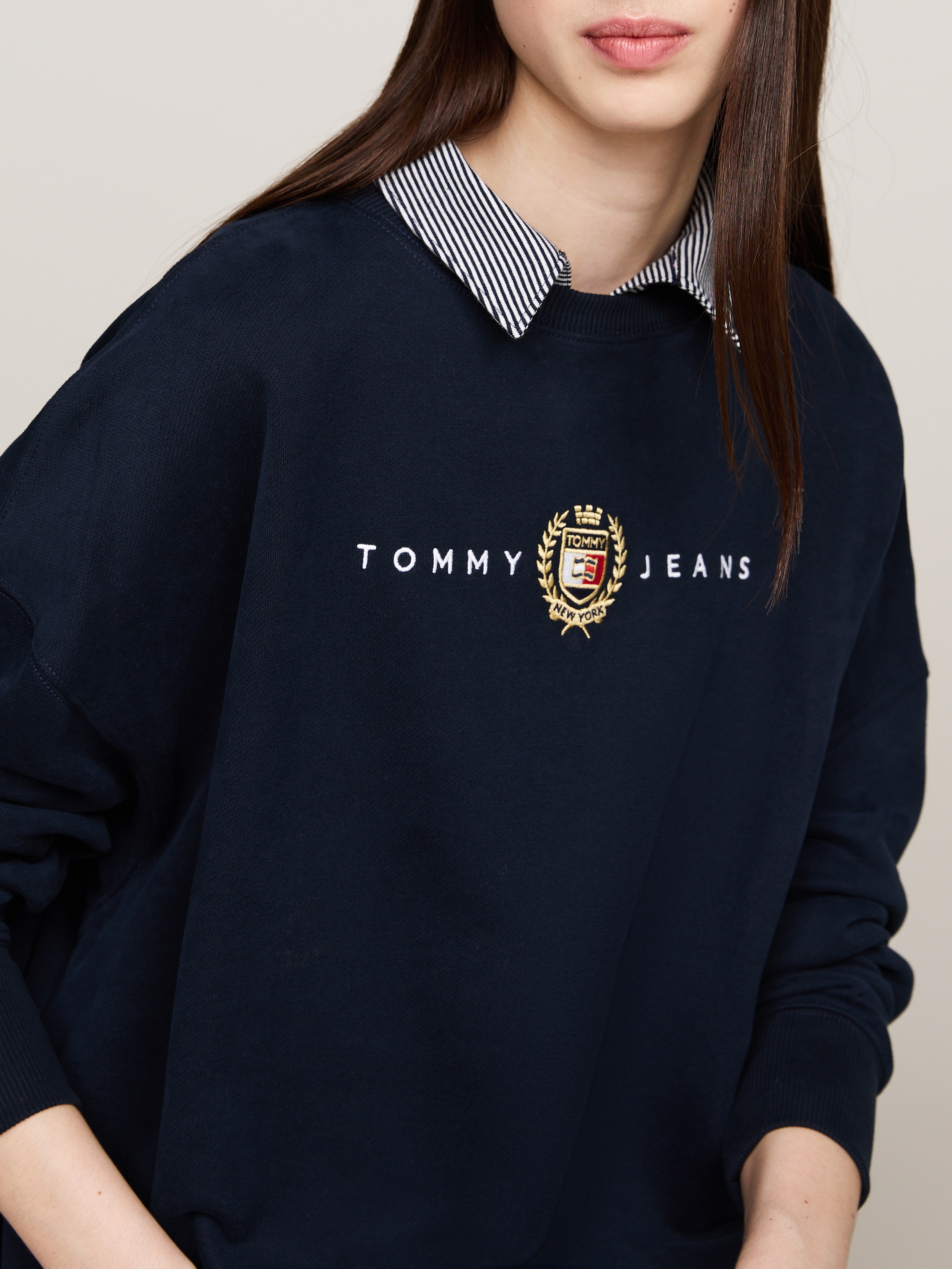 Tommy Jeans Curve Jerseykleid »TJW CREST LINEAR CREW DRESS EXT«, in Grossen Grössen, Linear Logoschriftzug