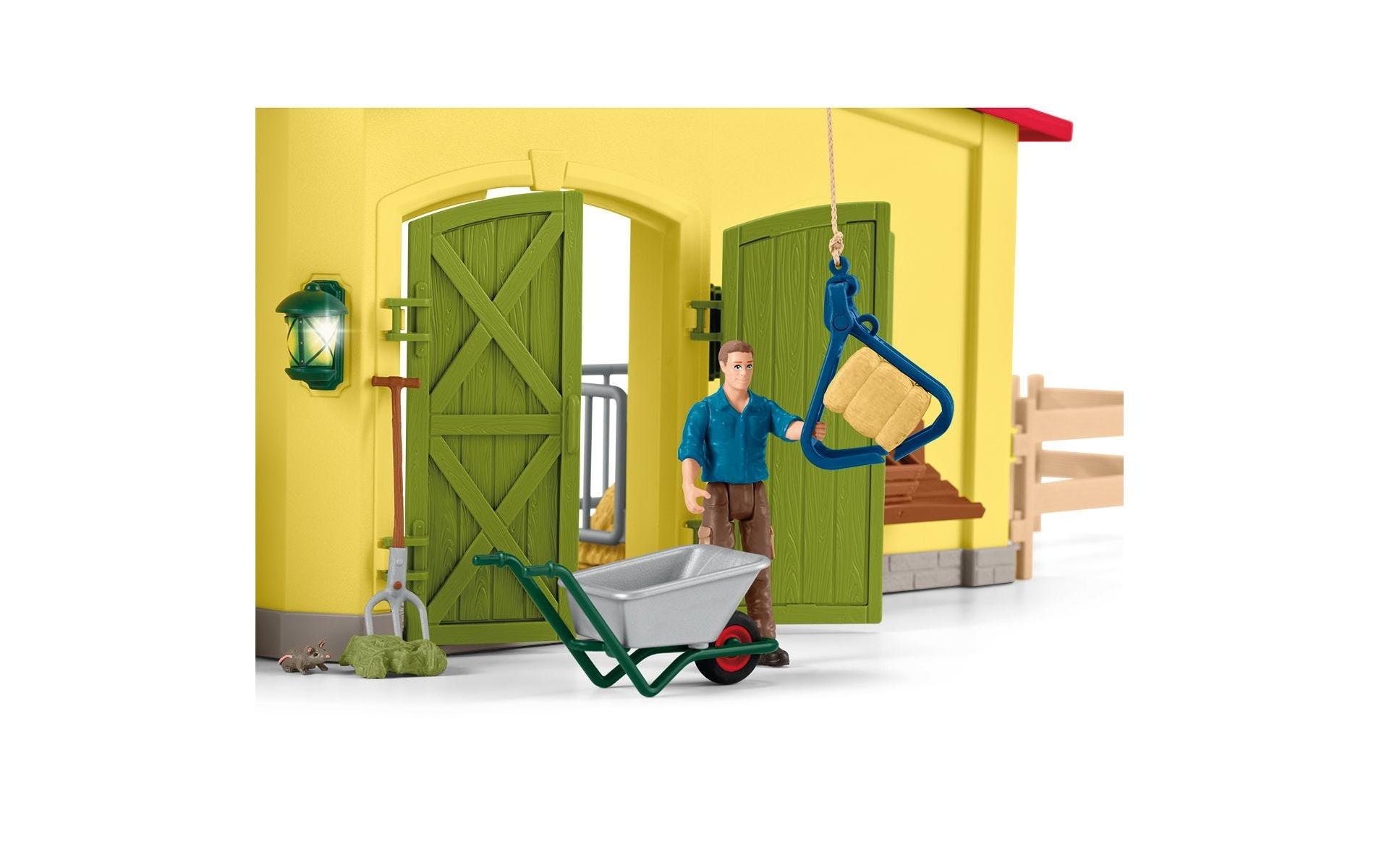 Schleich® Spielfigur »Farm World Stall mit Tieren und Zubehör«