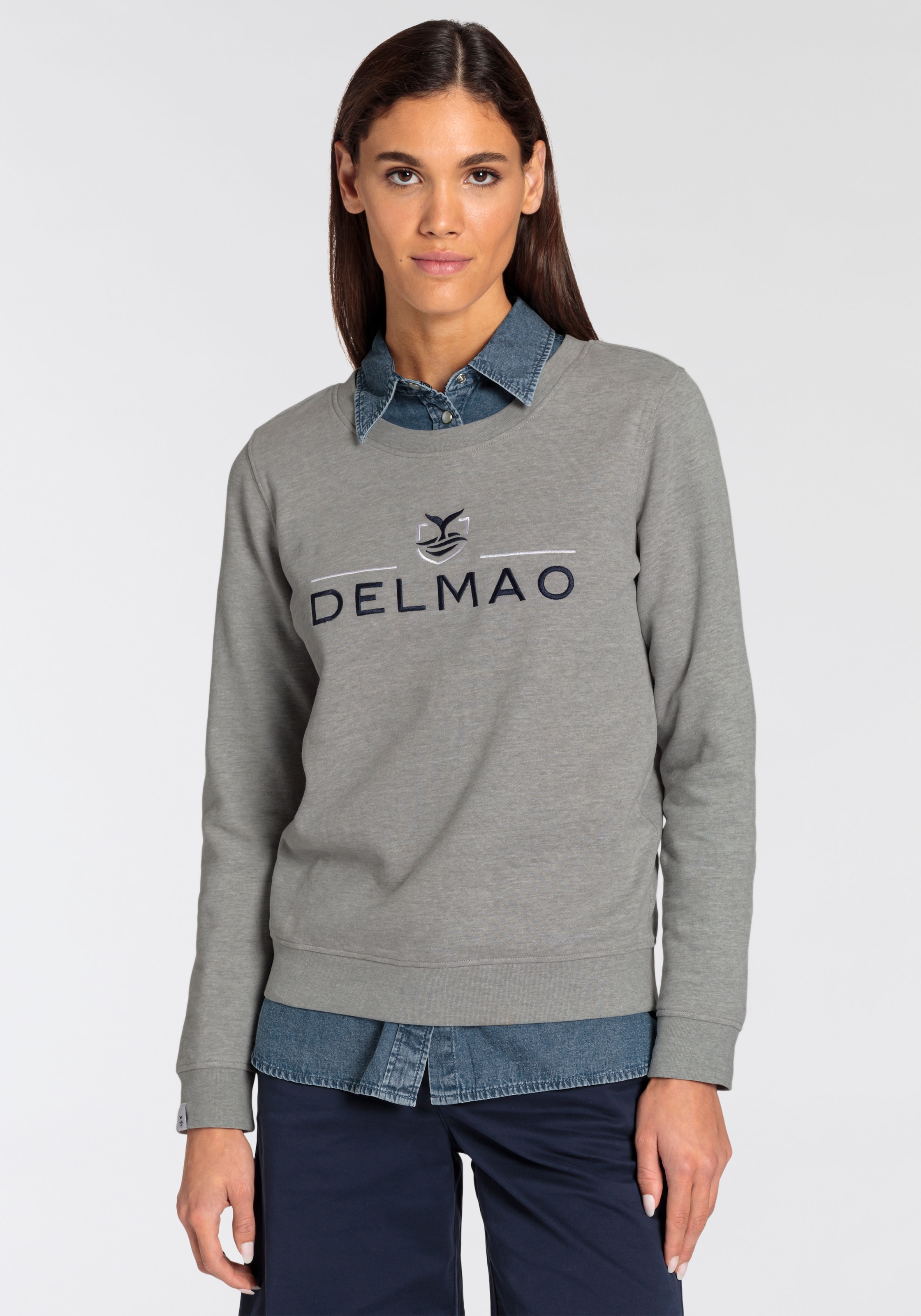 DELMAO Sweatshirt, mit edler erhabener Stickerei