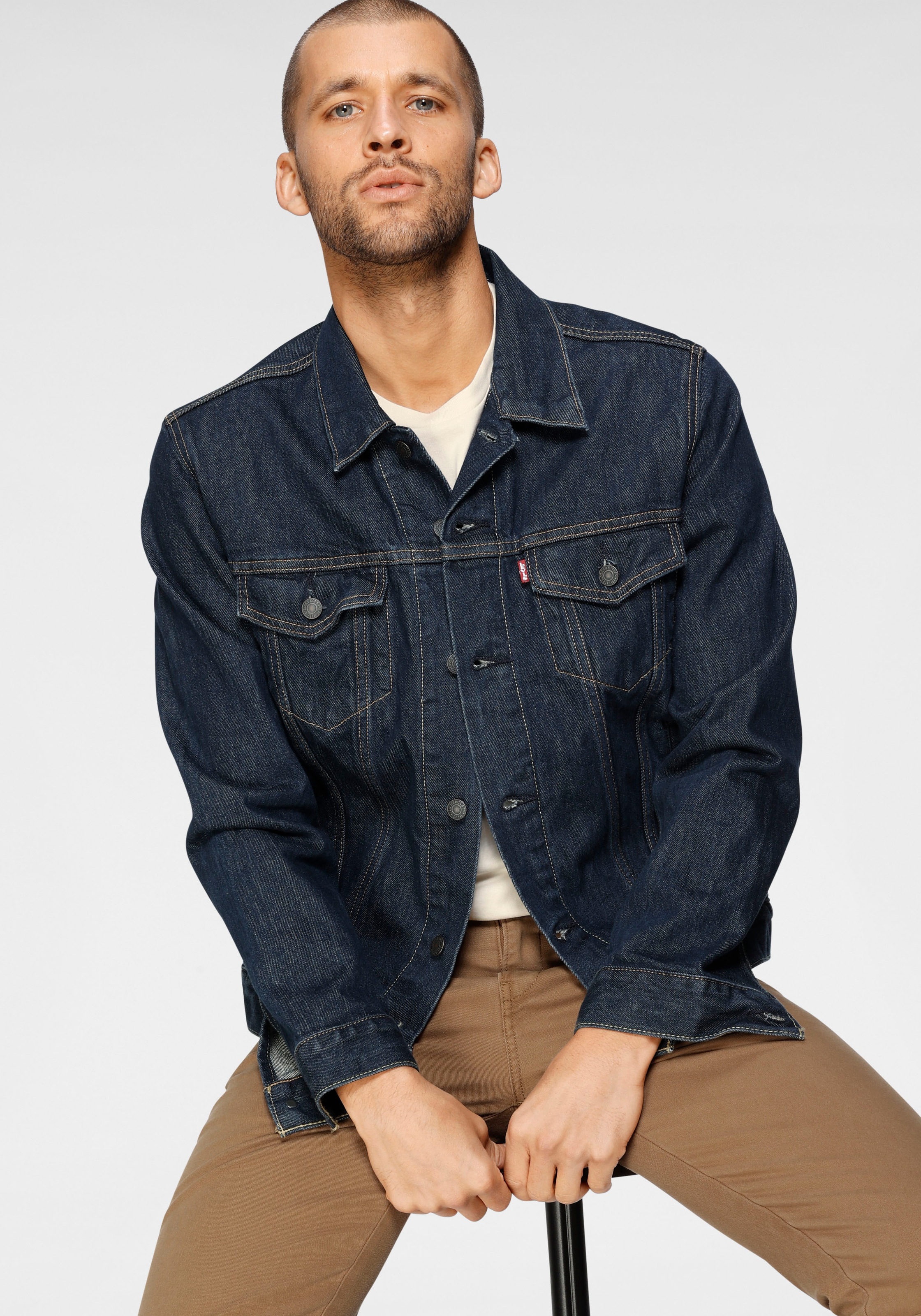 Levi's® Jeansjacke »VINTAGE FIT TRUCKER JKT« ohne Kapuze mit Knopfleiste