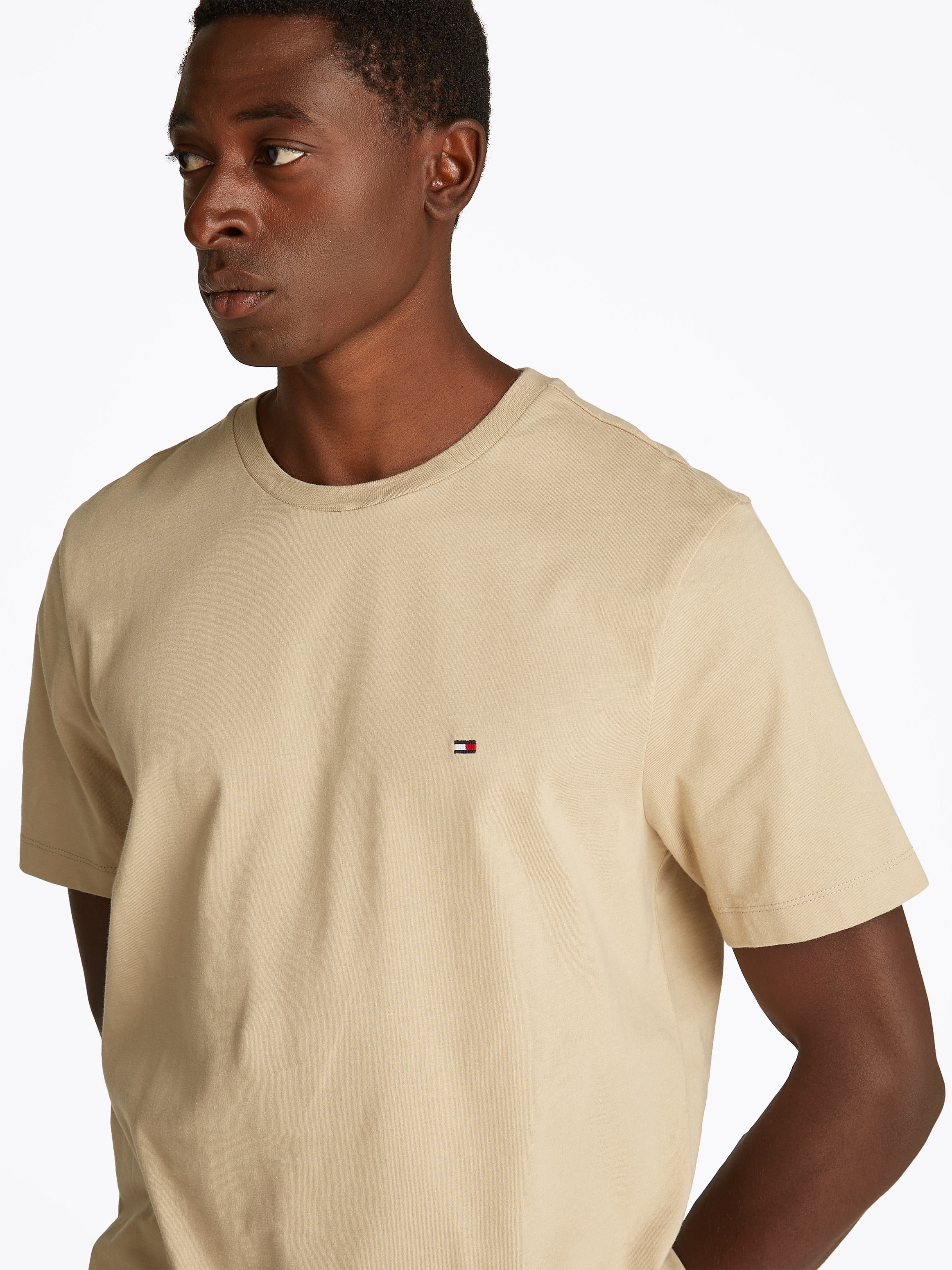 Tommy Hilfiger T-Shirt »ESSENTIAL REG FIT SOLID TEE mit Stickerei und Rundhals«, unifarben, casual, regular fit, Baumwolle, Rundhals