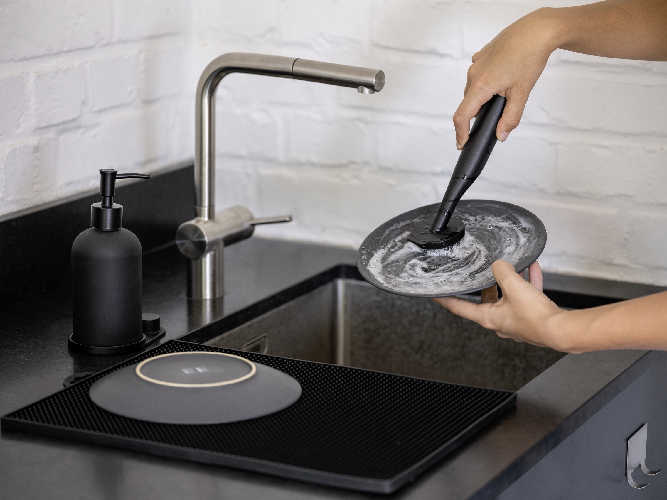 WENKO Spülmittelspender »Modell Piedo«, (Set, 3 tlg.), Spül-Set, inkl. Spülbürste mit Halterung, Glas/Polyresin