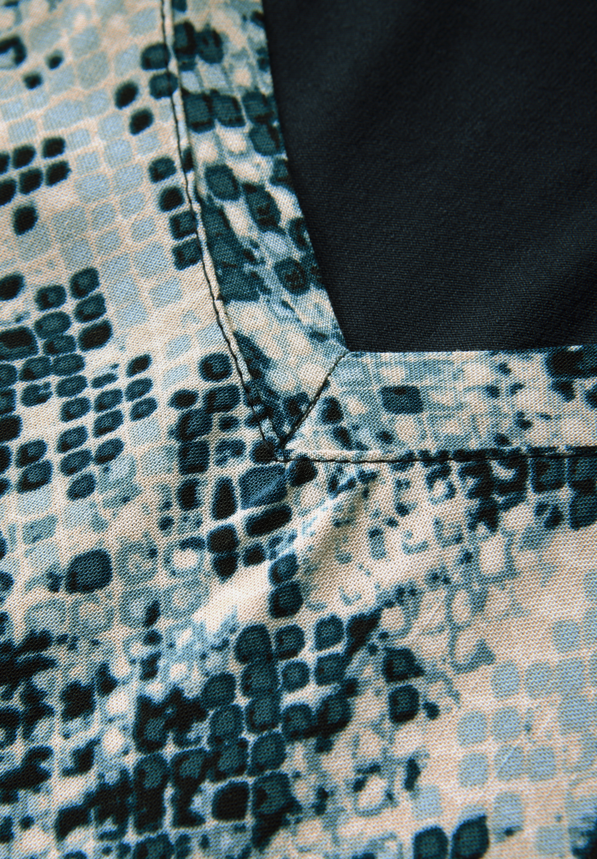 STREET ONE Shirttop, mit gemusterter Front aus Viskose und V-Ausschnitt