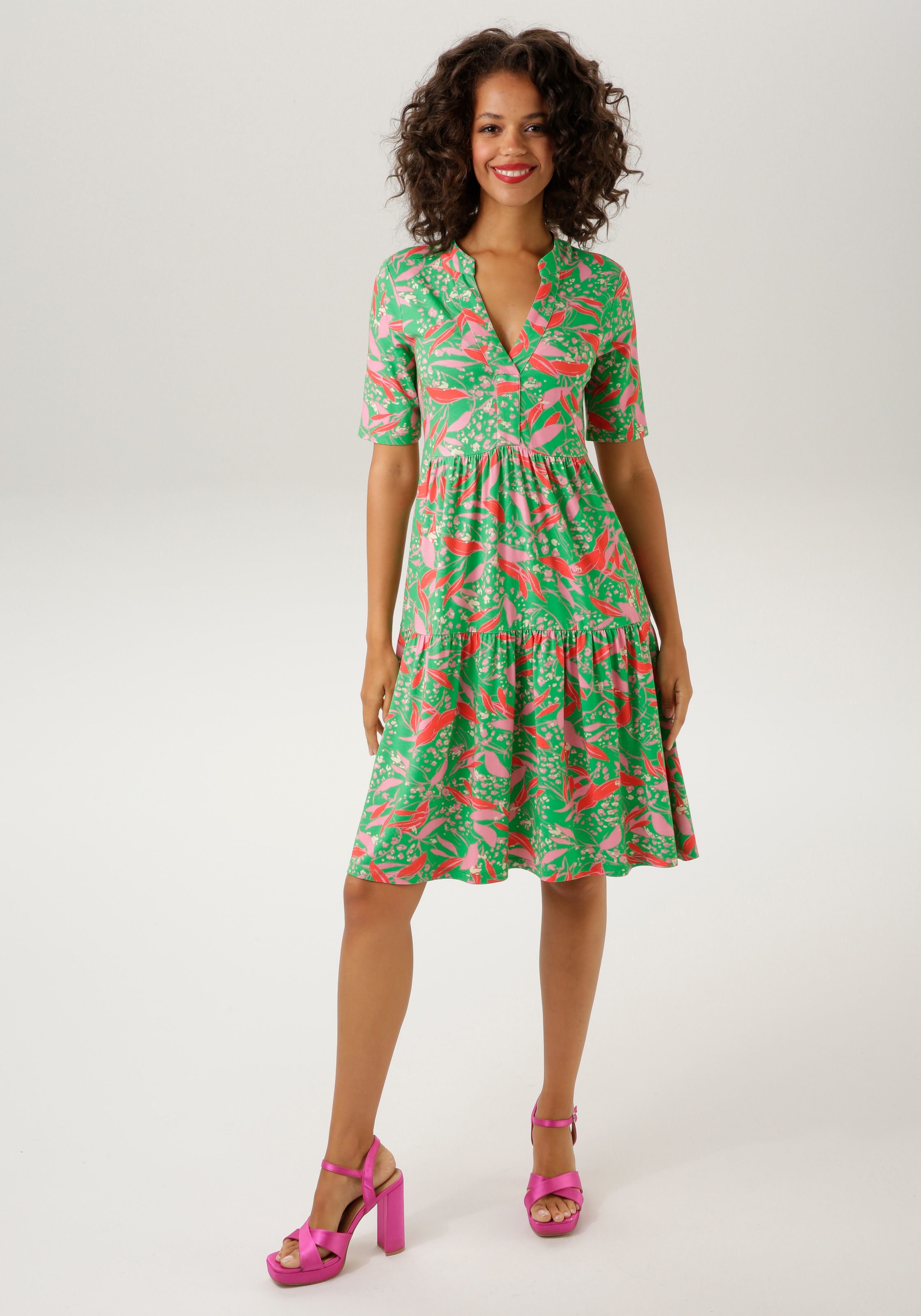 Aniston CASUAL Sommerkleid, mit trendfarbenem, online - Jelmoli-Versand Blumendruck graphischem NEUE Schweiz KOLLEKTION bei bestellen