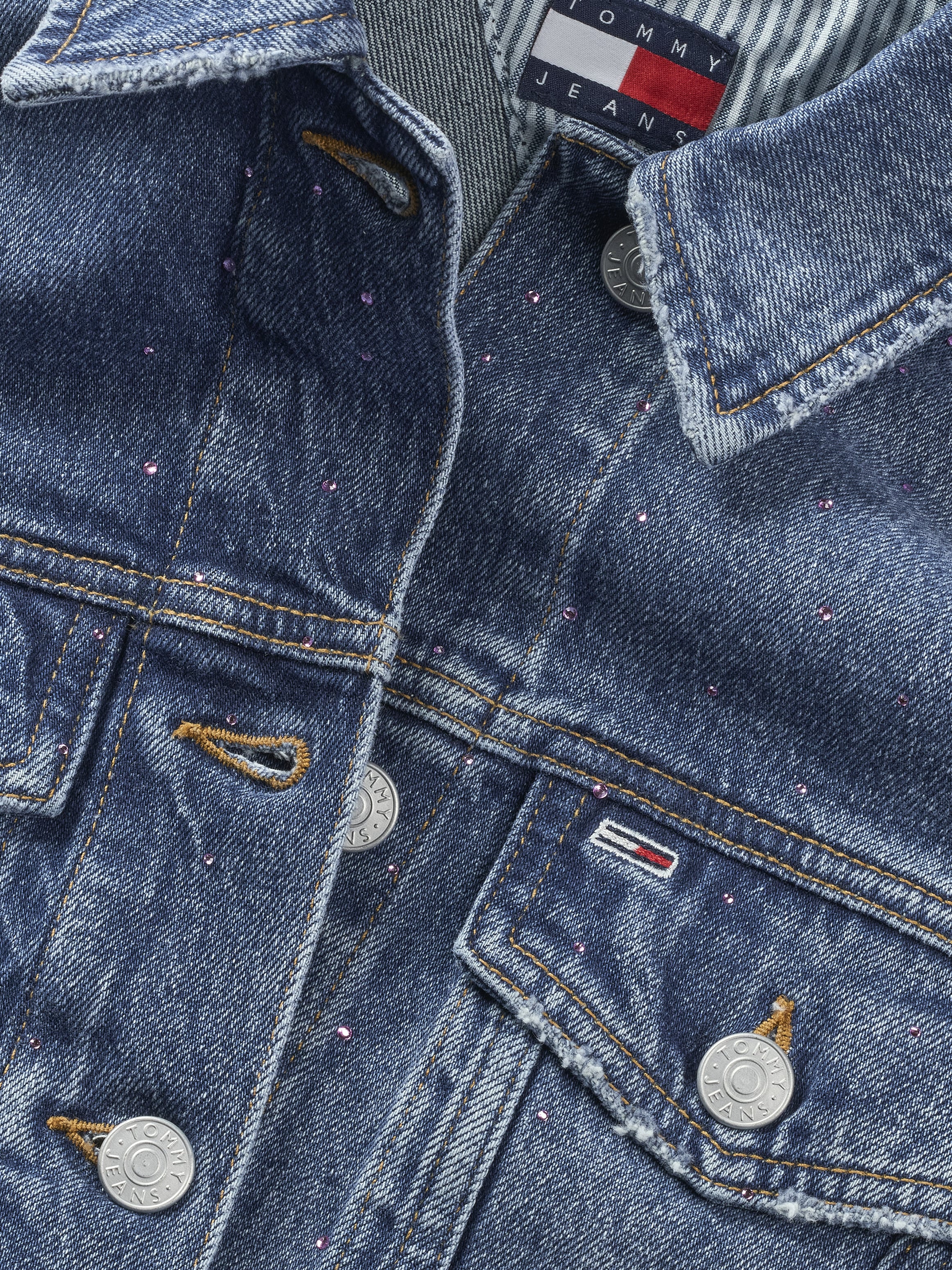 Tommy Jeans Jeansjacke »CLASSIC TRUCKER JACKET AI6136«, mit typischen Trucker Details, mit Schmucksteinen