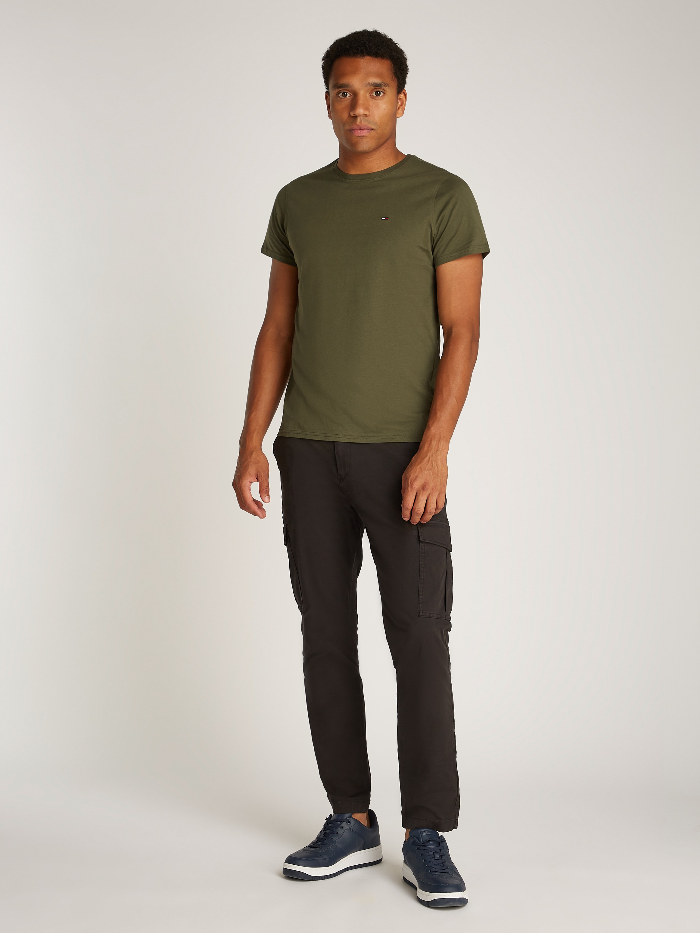 Tommy Jeans T-Shirt »TJM ESSENTIAL SOLID TEE«, mit Rundhalsausschnitt und dezenter Logo-Flag
