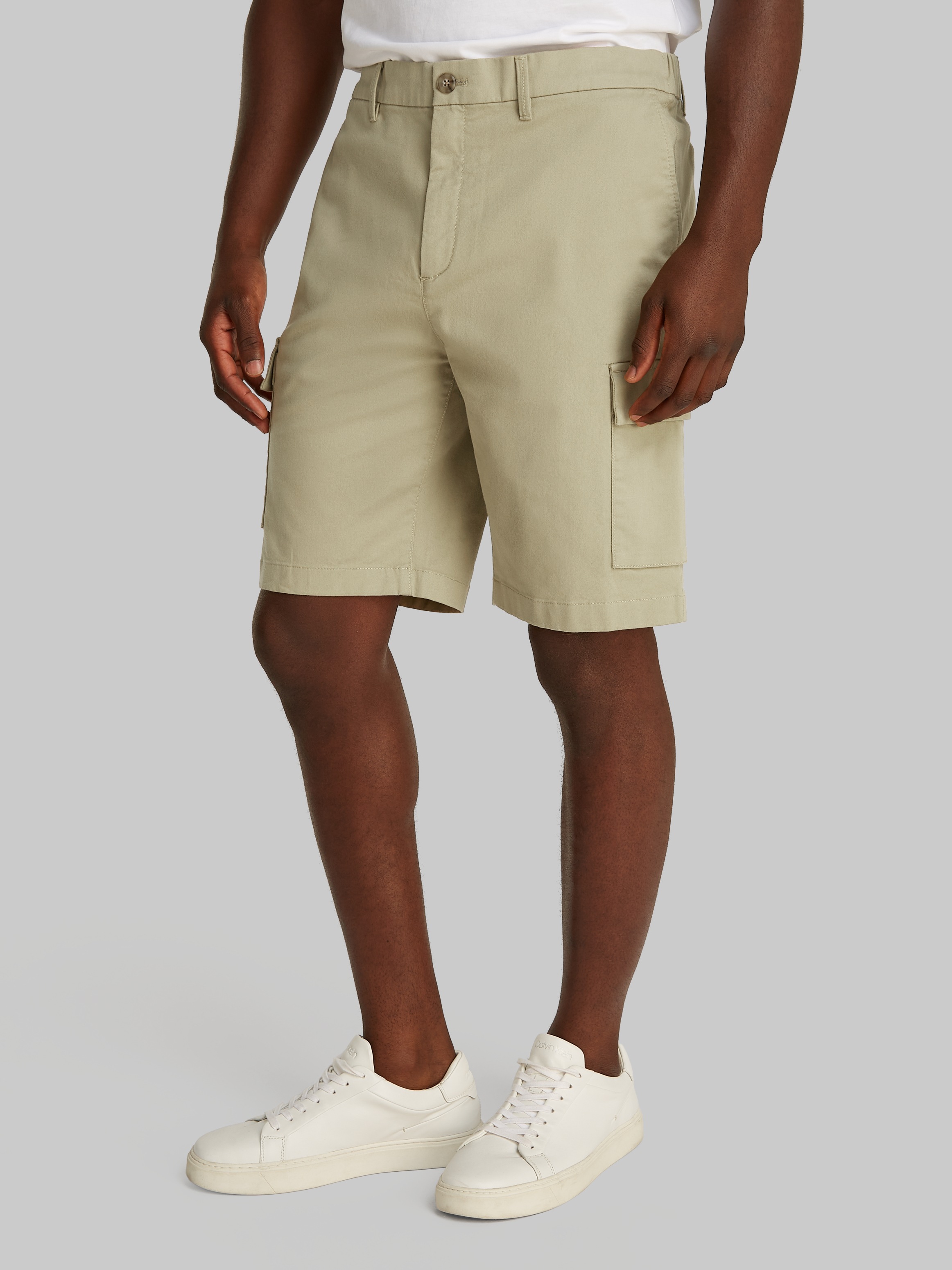 Calvin Klein Cargoshorts »MODERN TWILL CARGO SHORT« mit Logo-Patch