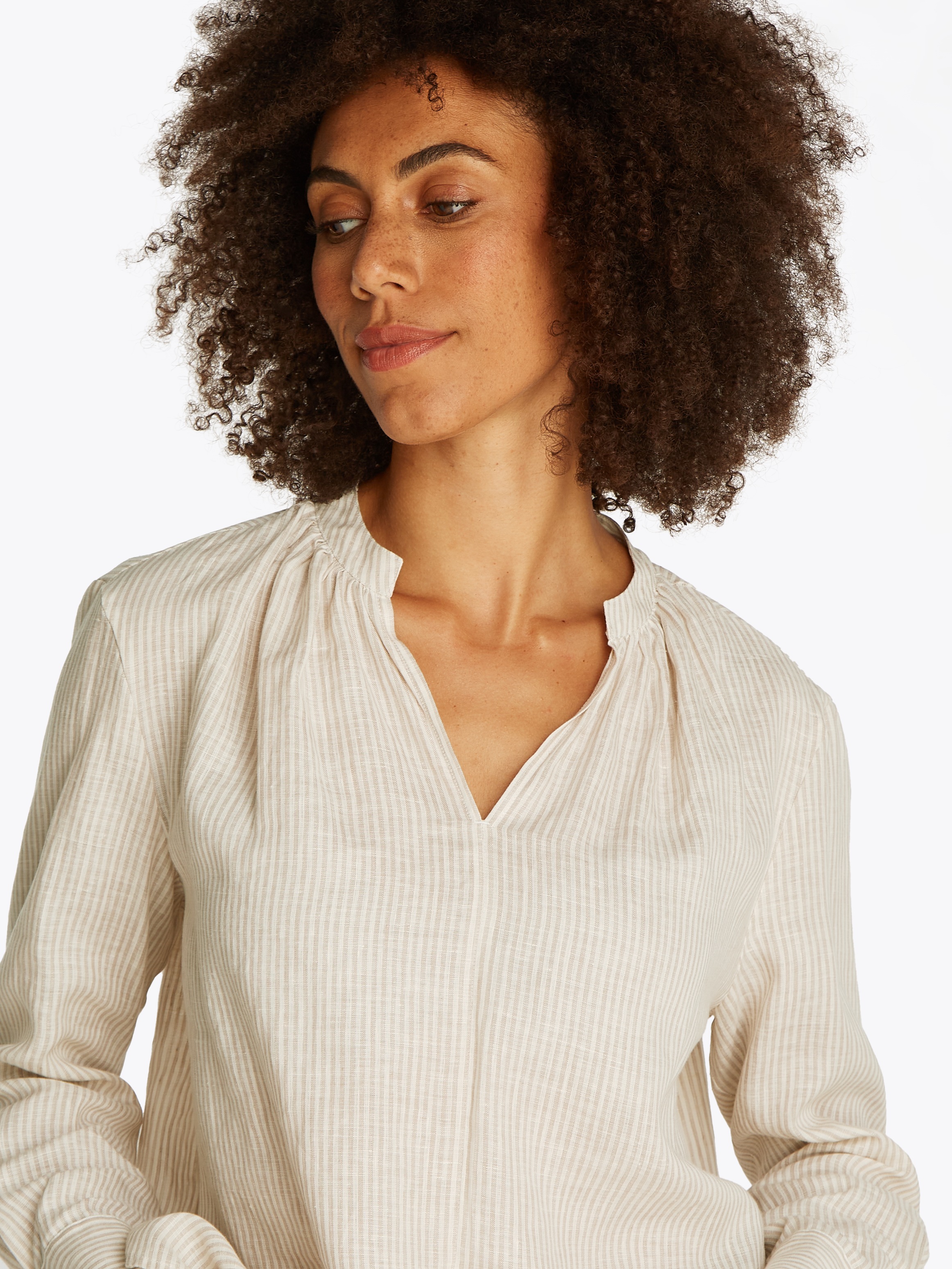 Tommy Hilfiger Klassische Bluse »ESS LINEN V-NECK BLOUSE«, mit Raffung,kühlendes Premium Leinen