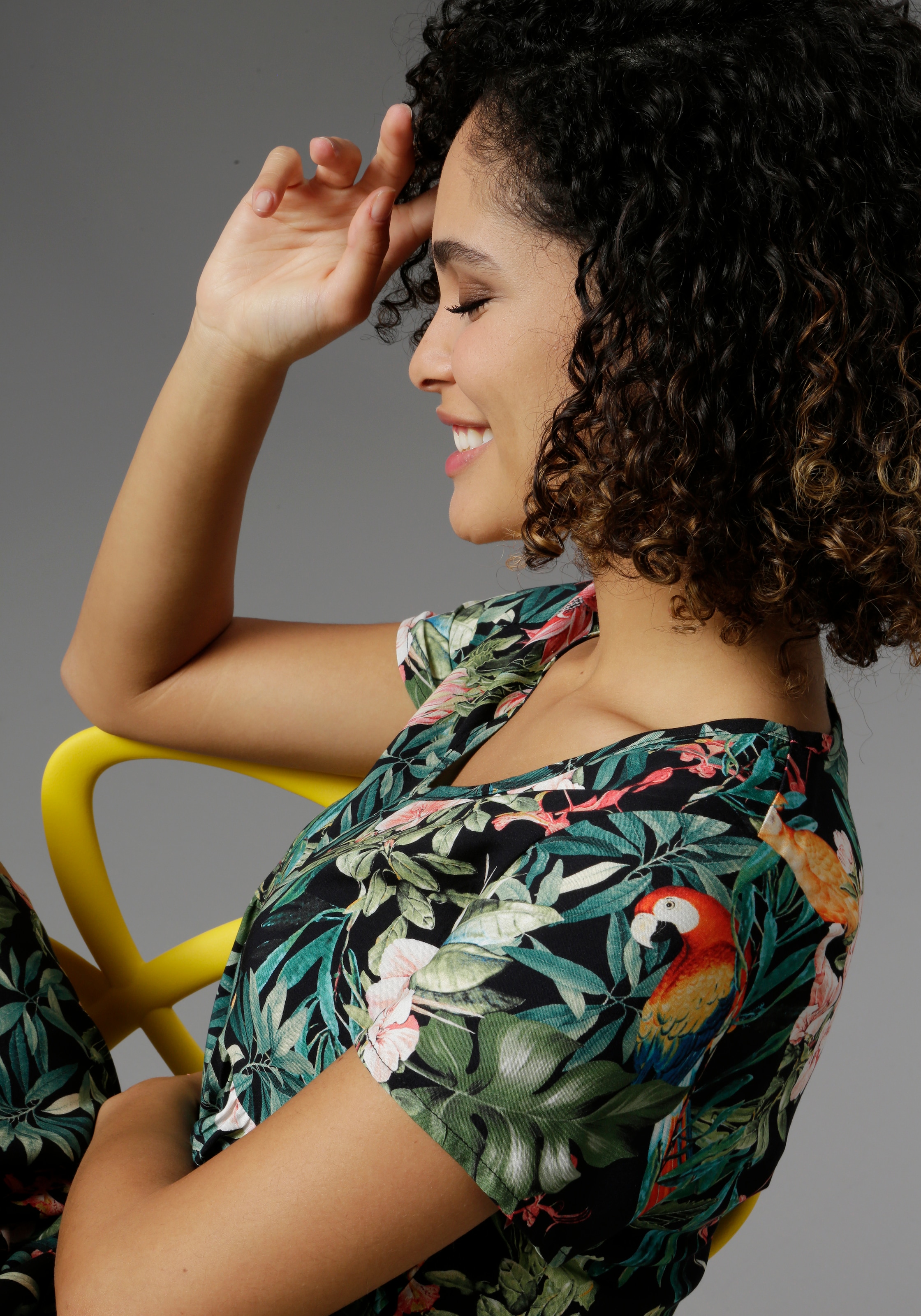 bei Tropical-Print CASUAL Jelmoli-Versand Papageien, mit Sommerkleid, Blättern und Blumen Aniston kaufen Schweiz online