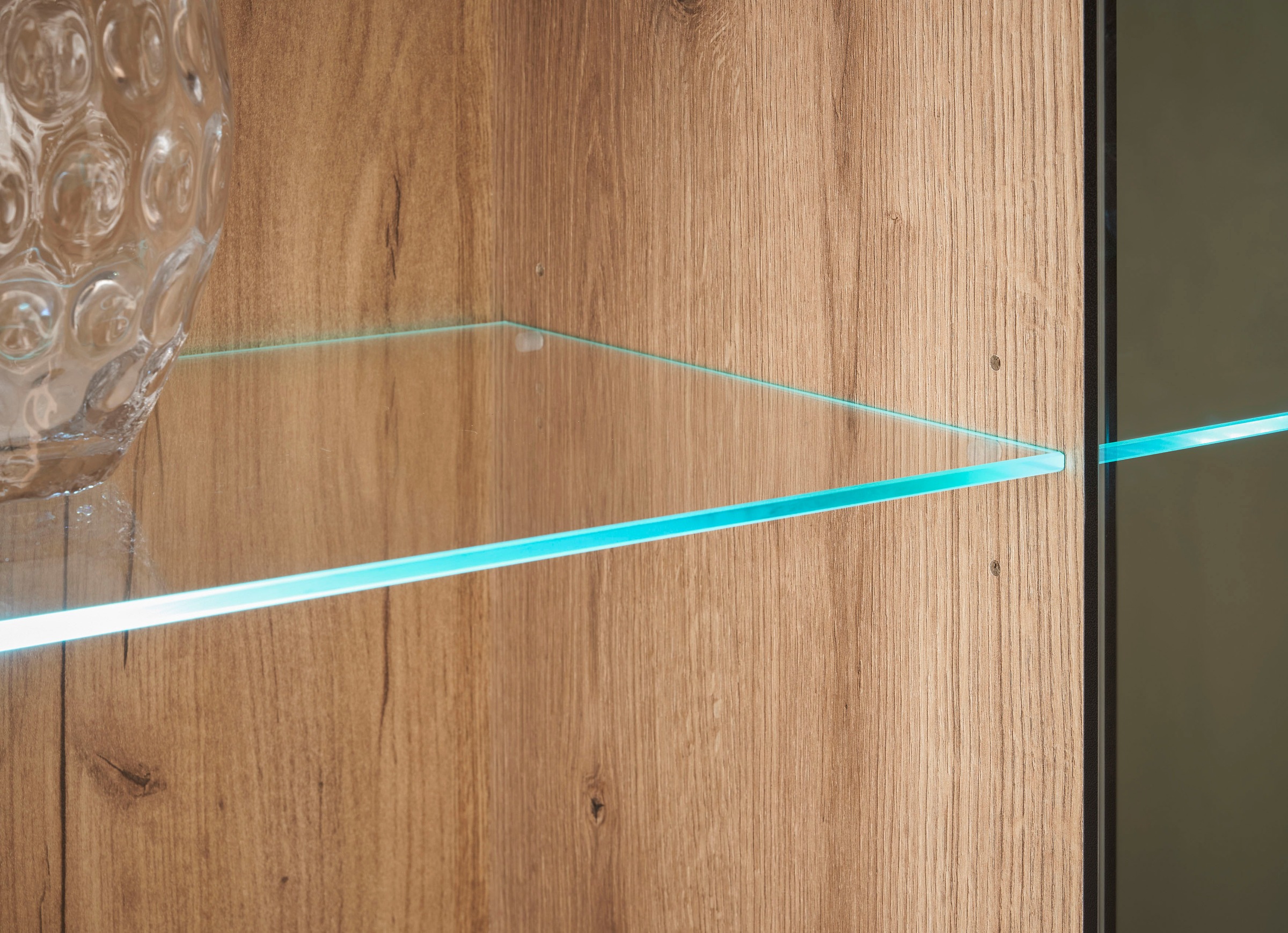 INOSIGN Vitrine »Cantara, Vitrinenschrank in Eiche Evoke oder weiss, Standvitrine«, schwarzer Stangengriff, ausreichend Stauraum, vielseitig einsetzbar