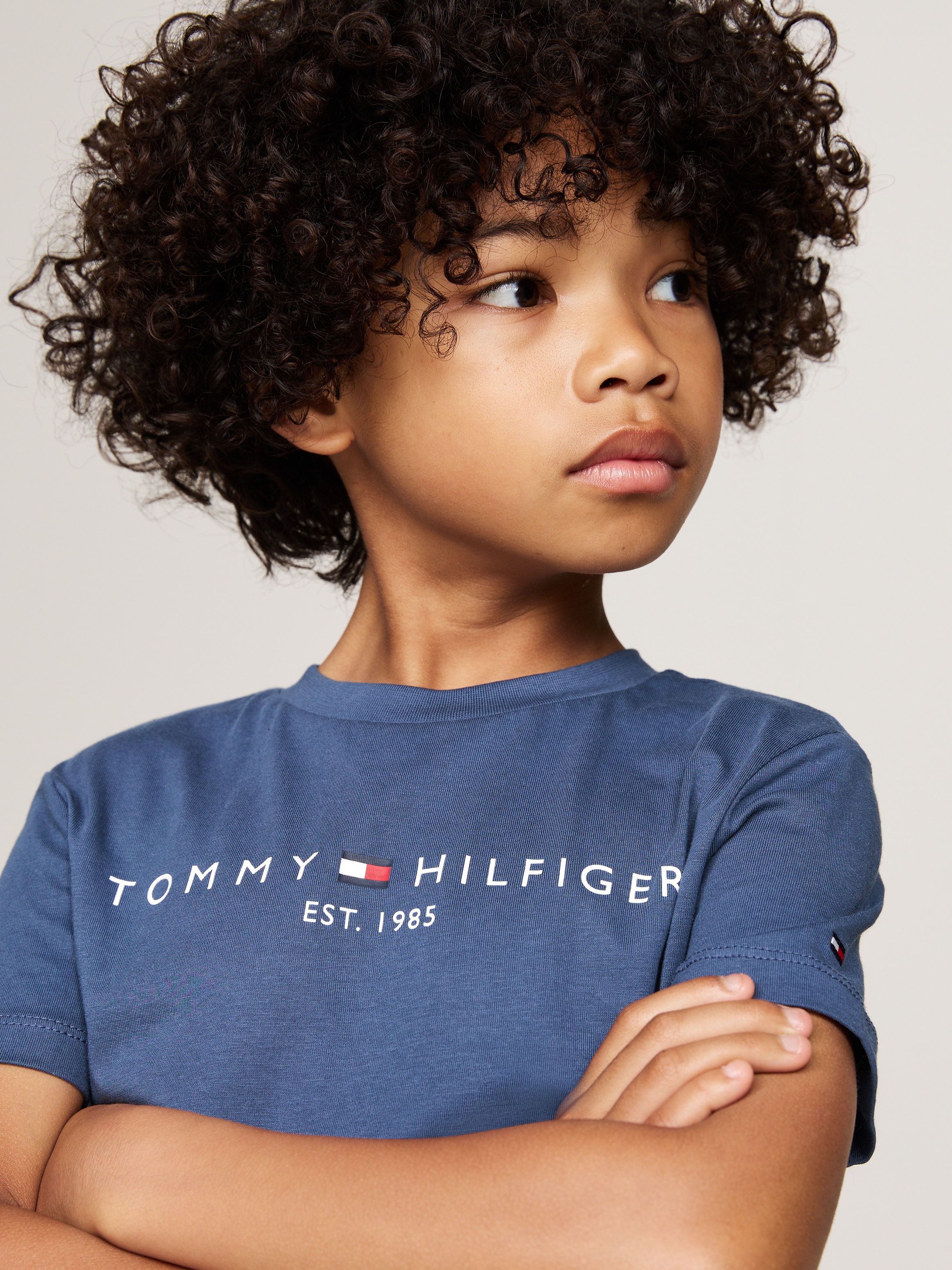 Tommy Hilfiger Kurzarmshirt »U ESSENTIAL TEE S/S«, Kinder bis 16 Jahre mit Logostickerei