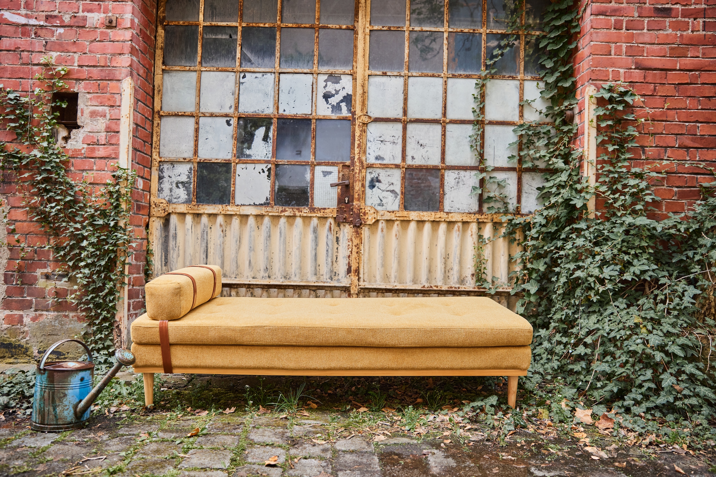 SalesFever Daybed, mit Kopf- und Nackenstütze, Tagesliege, Relaxliege