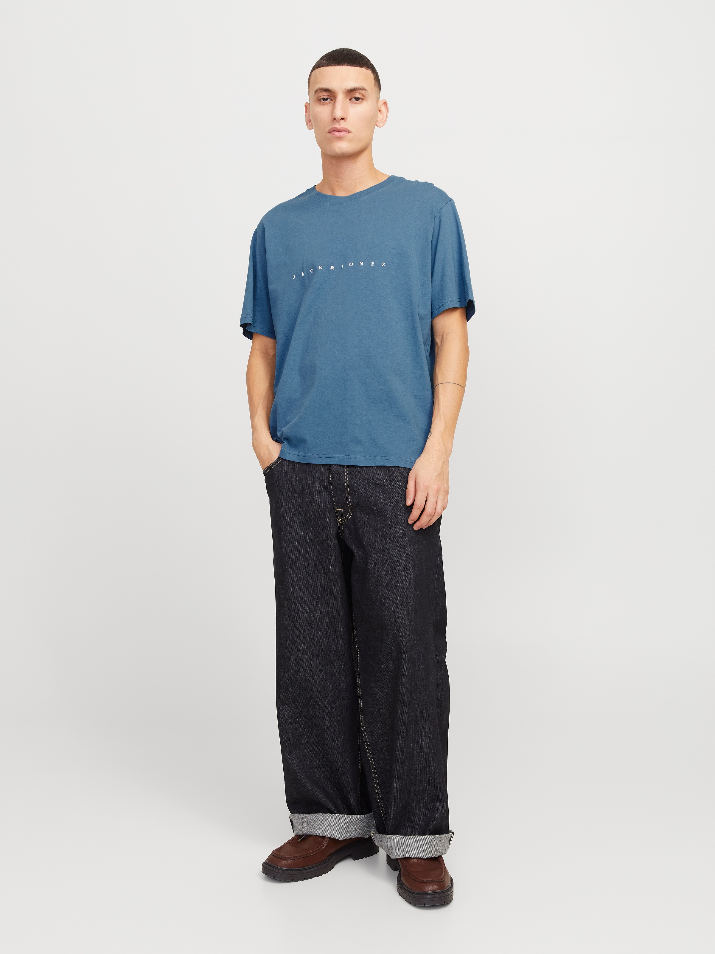 Jack & Jones Rundhalsshirt »JJESTAR mit Pigmentprint und Baumwollgefühl«, mit Pigmentprint