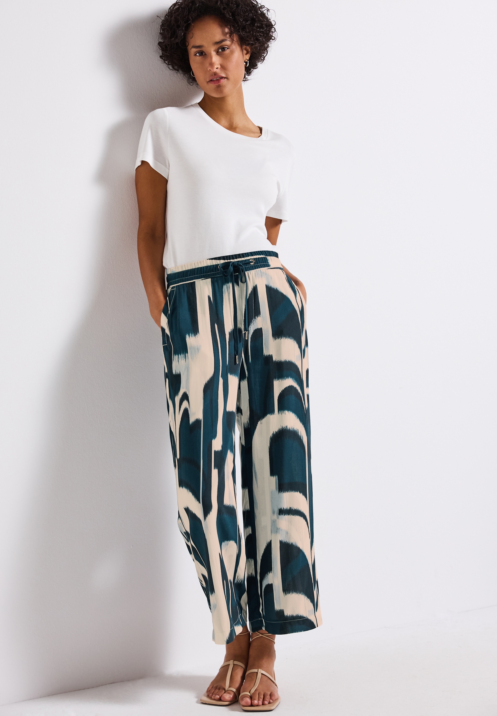 STREET ONE Stoffhose »Style Emee«, Sommerhose mit elastischem Bund und Tunnelzug, mit grafischem Muster