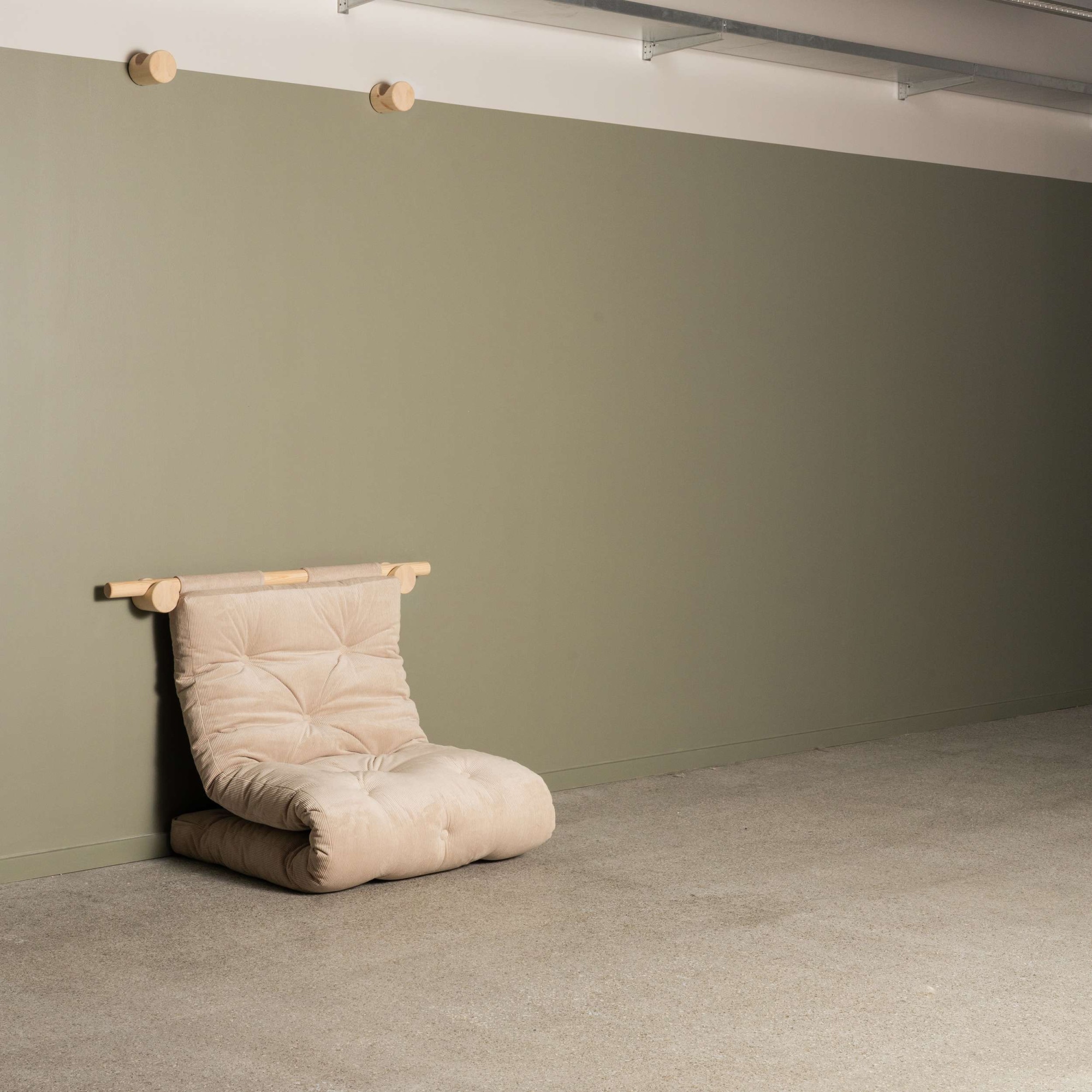 Karup Design Schlafsofa »Hooked Sofa Bed / Sleeper Chair – Sitz- oder Schlafplatz, platzsparend«, Futonmatratze inkl. Halterungsset aus FSC®-zertifiziertem Massivholz