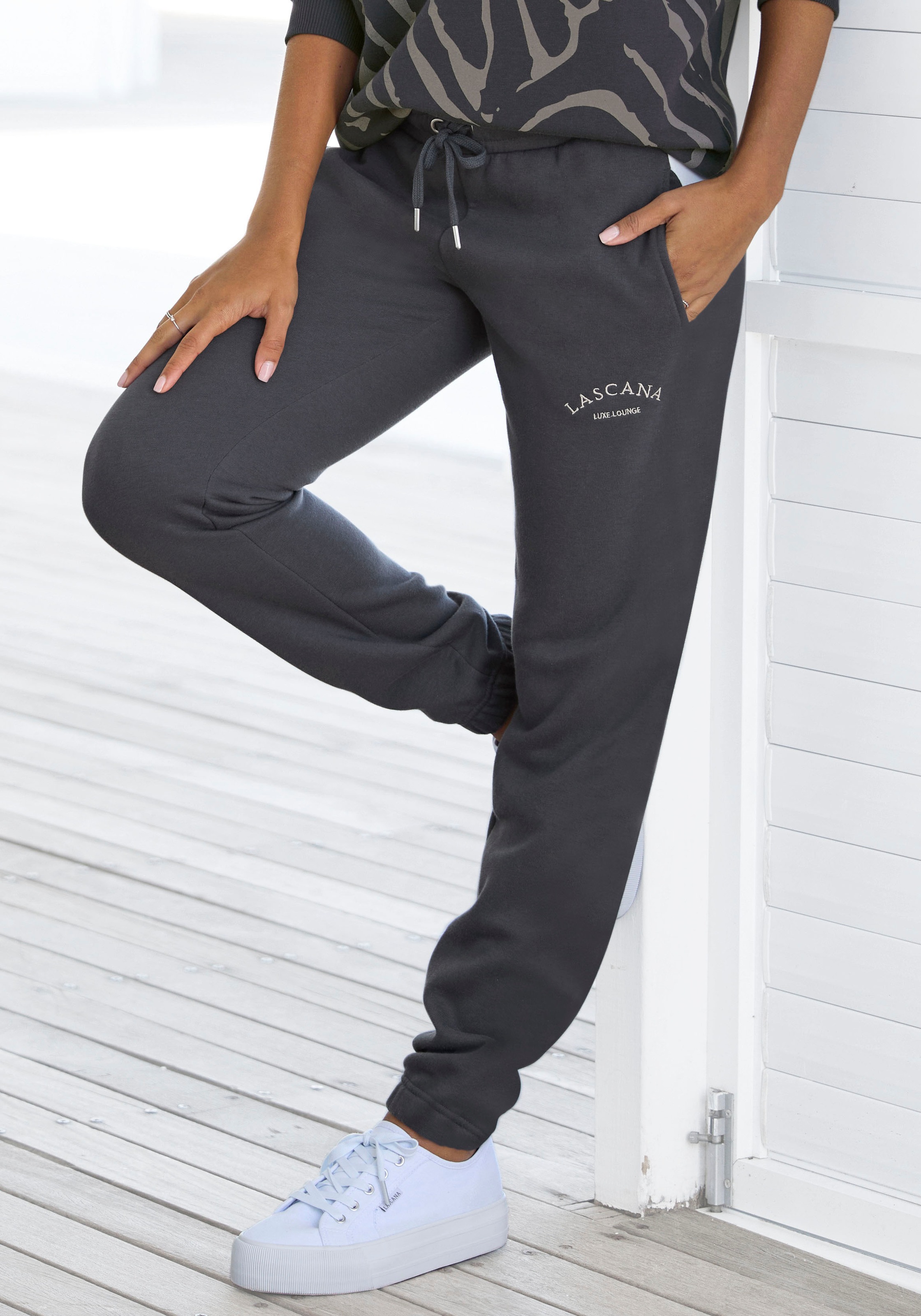 LASCANA Sweathose Loungehose mit seitlichen Taschen und Logostickerei, Loungewear