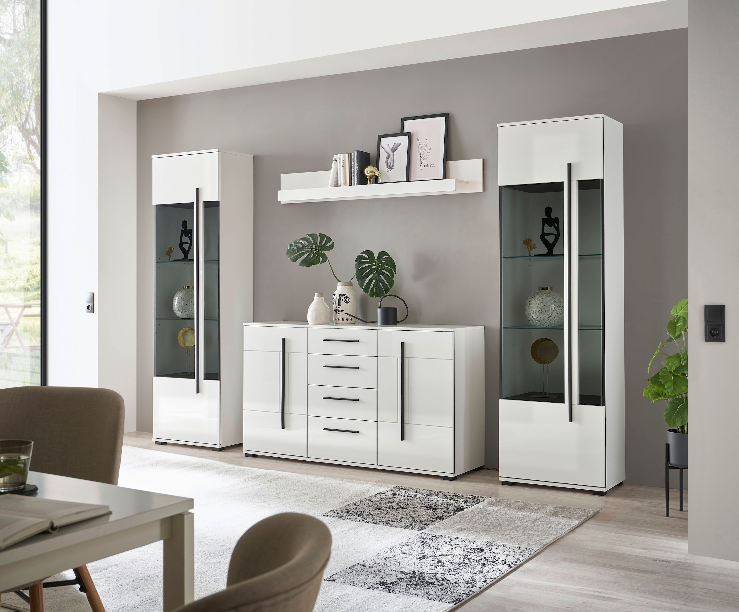 INOSIGN Vitrine »Cantara, Vitrinenschrank in Eiche Evoke oder weiss, Standvitrine«, schwarzer Stangengriff, ausreichend Stauraum, vielseitig einsetzbar