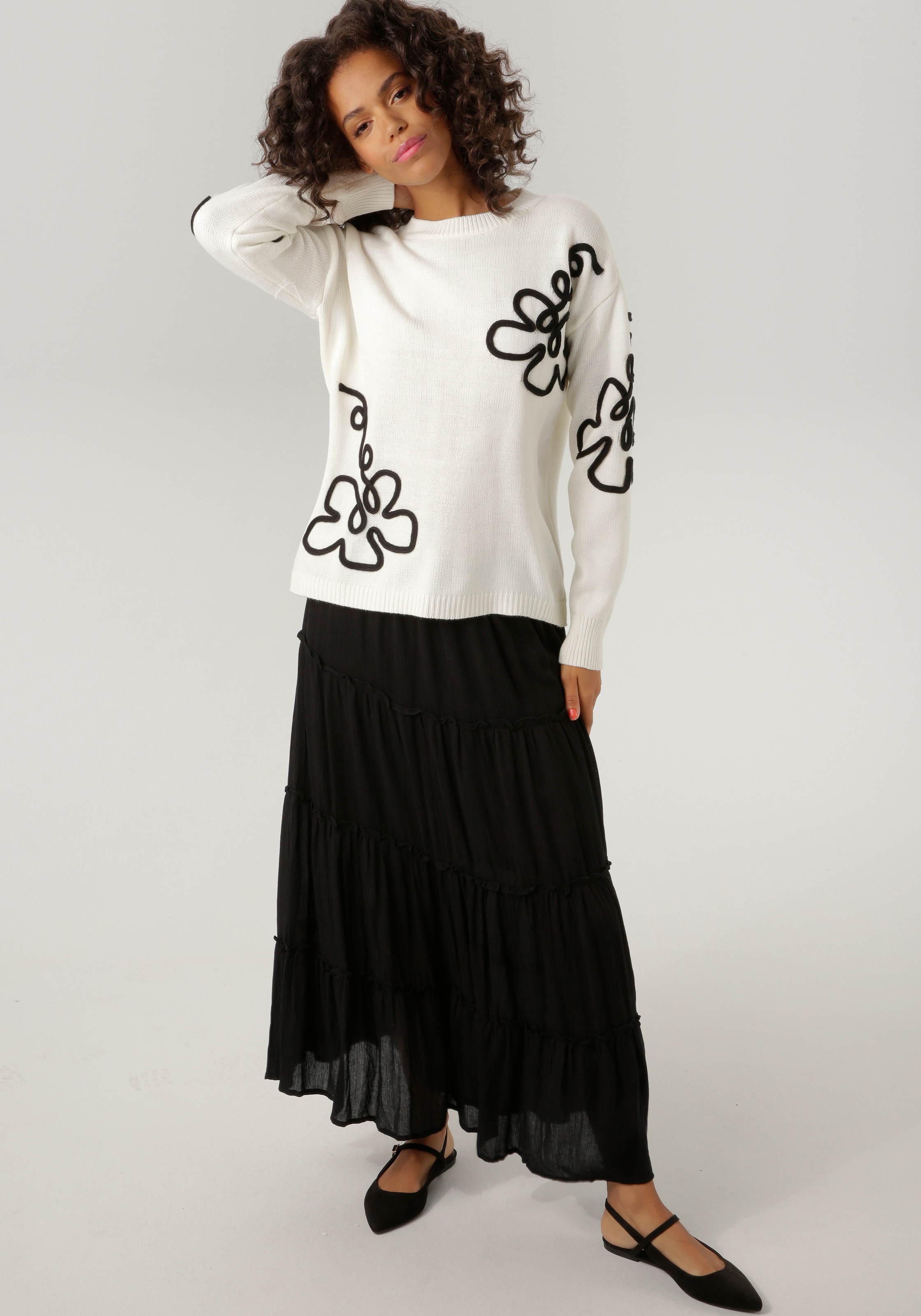 Aniston CASUAL Strickpullover, mit extravaganten Blüten-Applikationen
