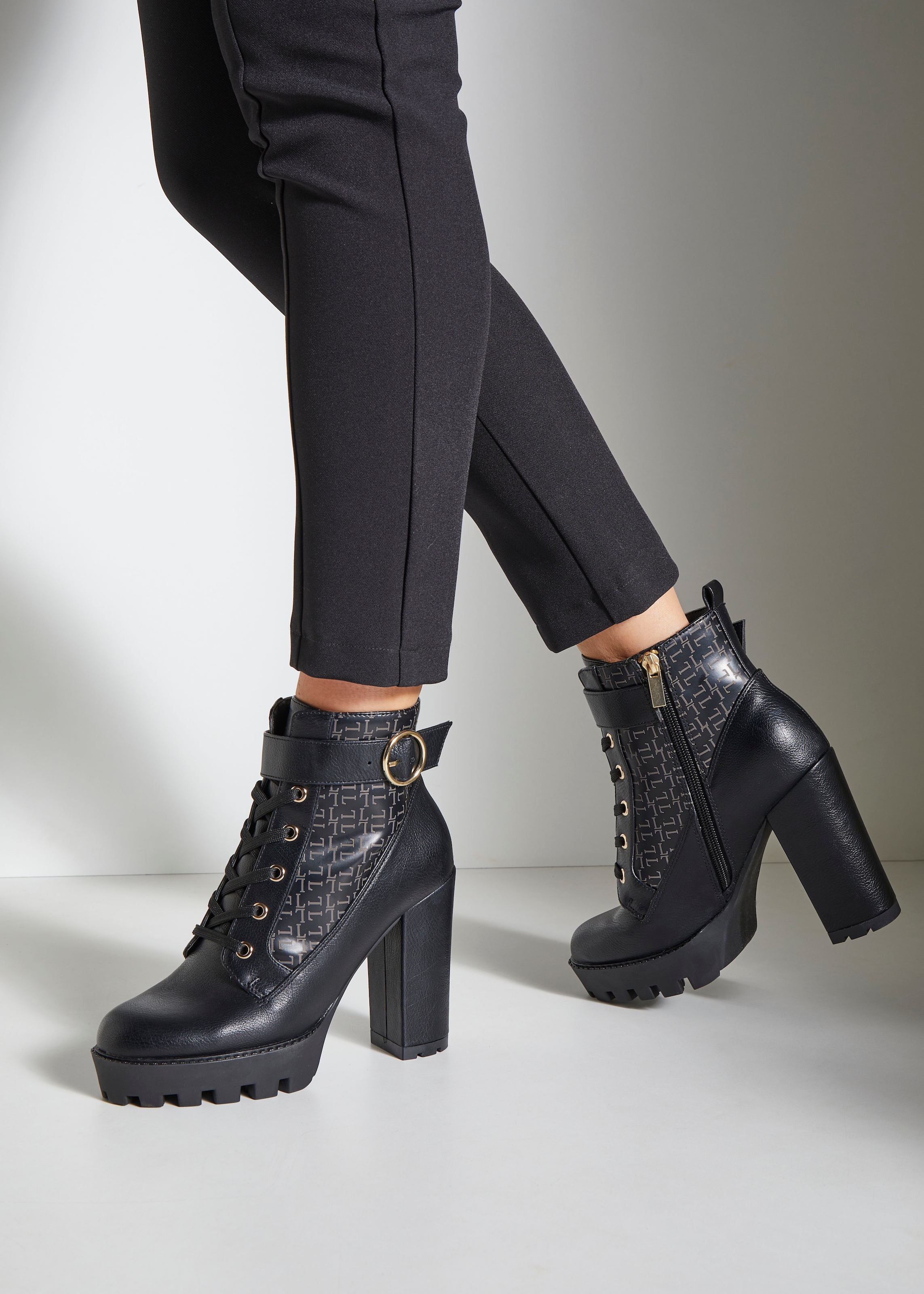 LASCANA Stiefelette, mit Blockabsatz & raffinierter Musterung, High-Heel-Stiefelette VEGAN