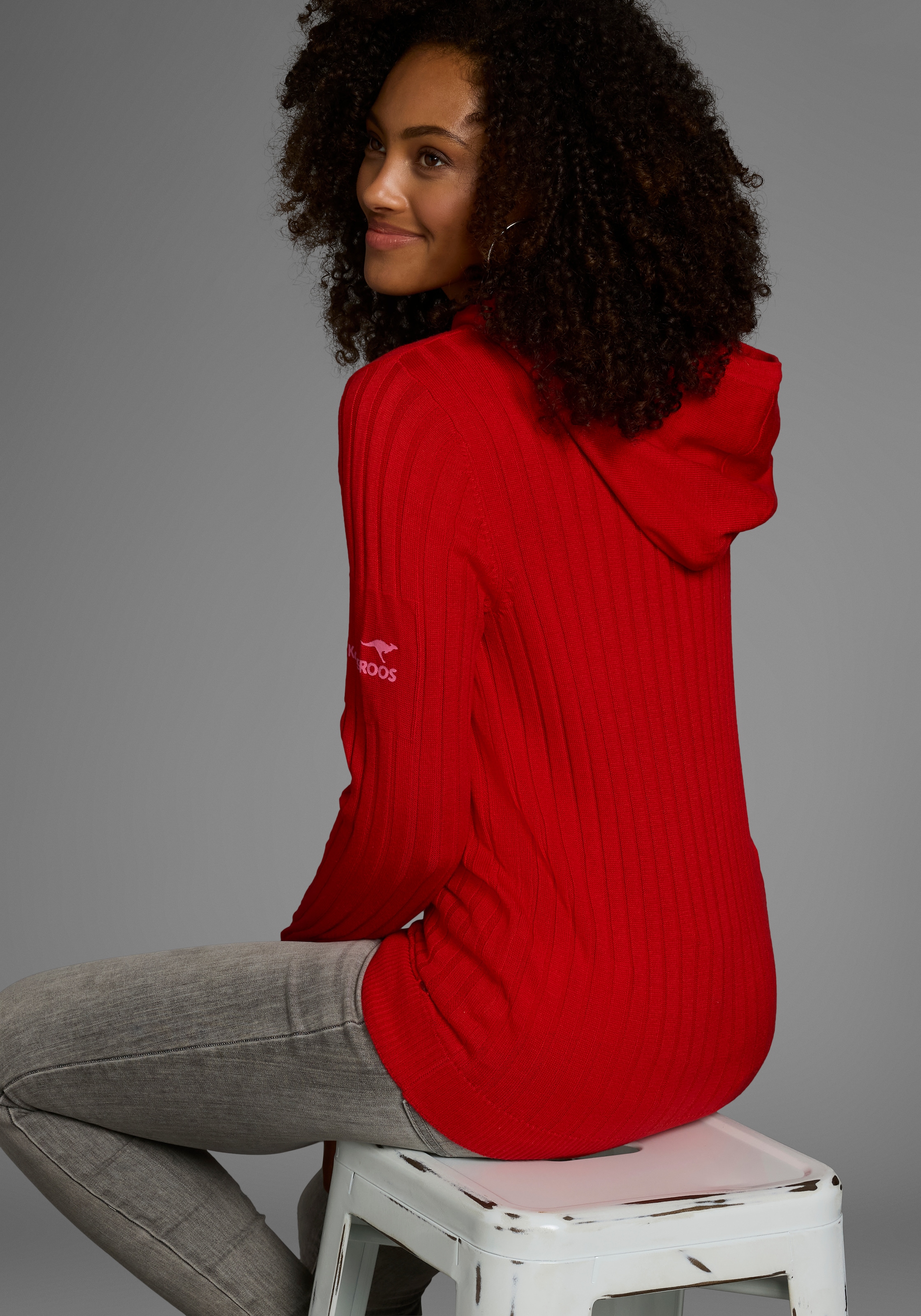 KangaROOS Strickpullover, mit kontrastfarbener Kapuzeninnenseite und Logodruck auf dem Arm