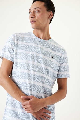 online (1 Jelmoli-Versand | Logoprägung Garcia an »AOP stripe«, bestellen Brust tlg.), T-Shirt der