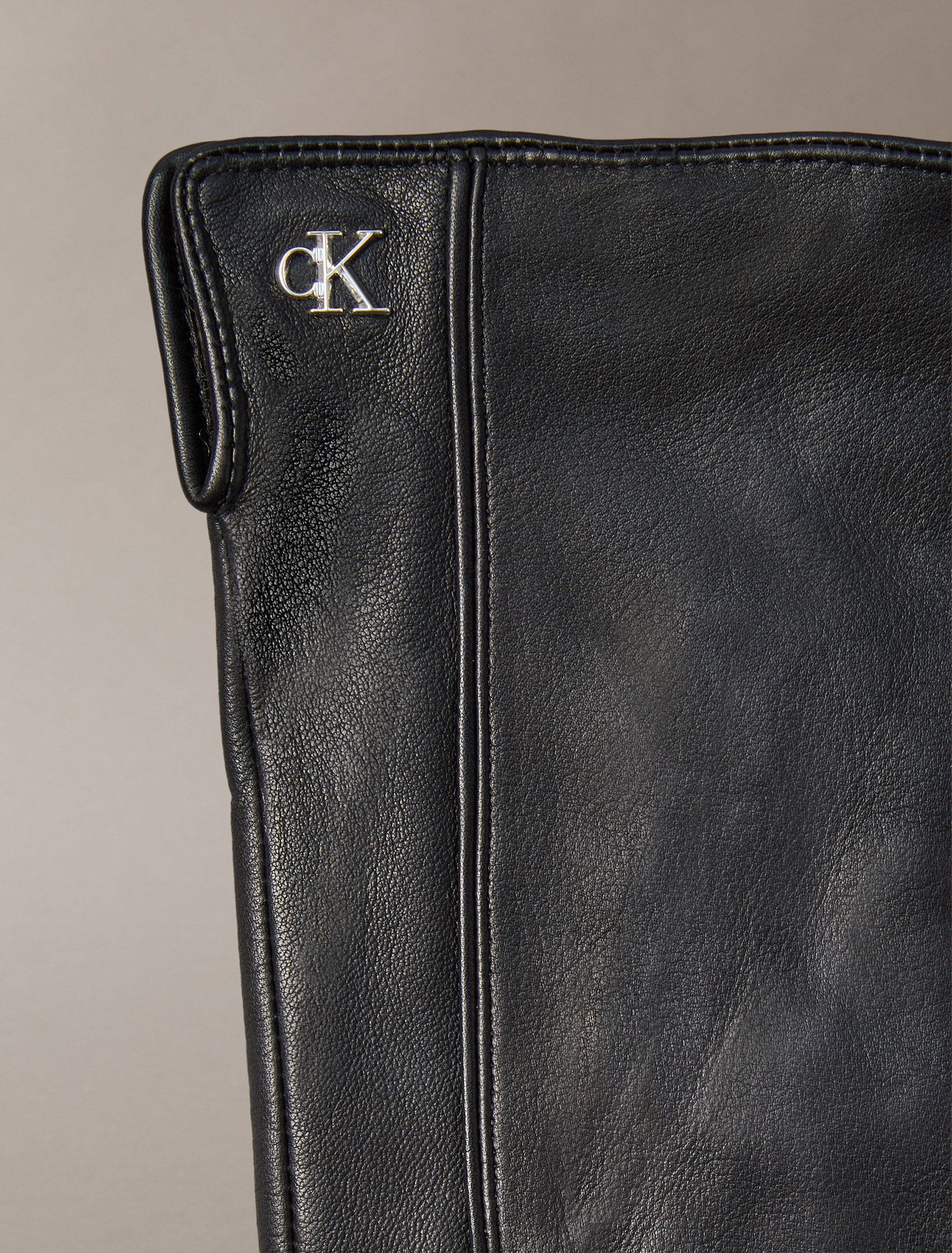 Calvin Klein Lederhandschuhe »METAL CK LEATHER GLOVES«, Perfekt für den Alltag
