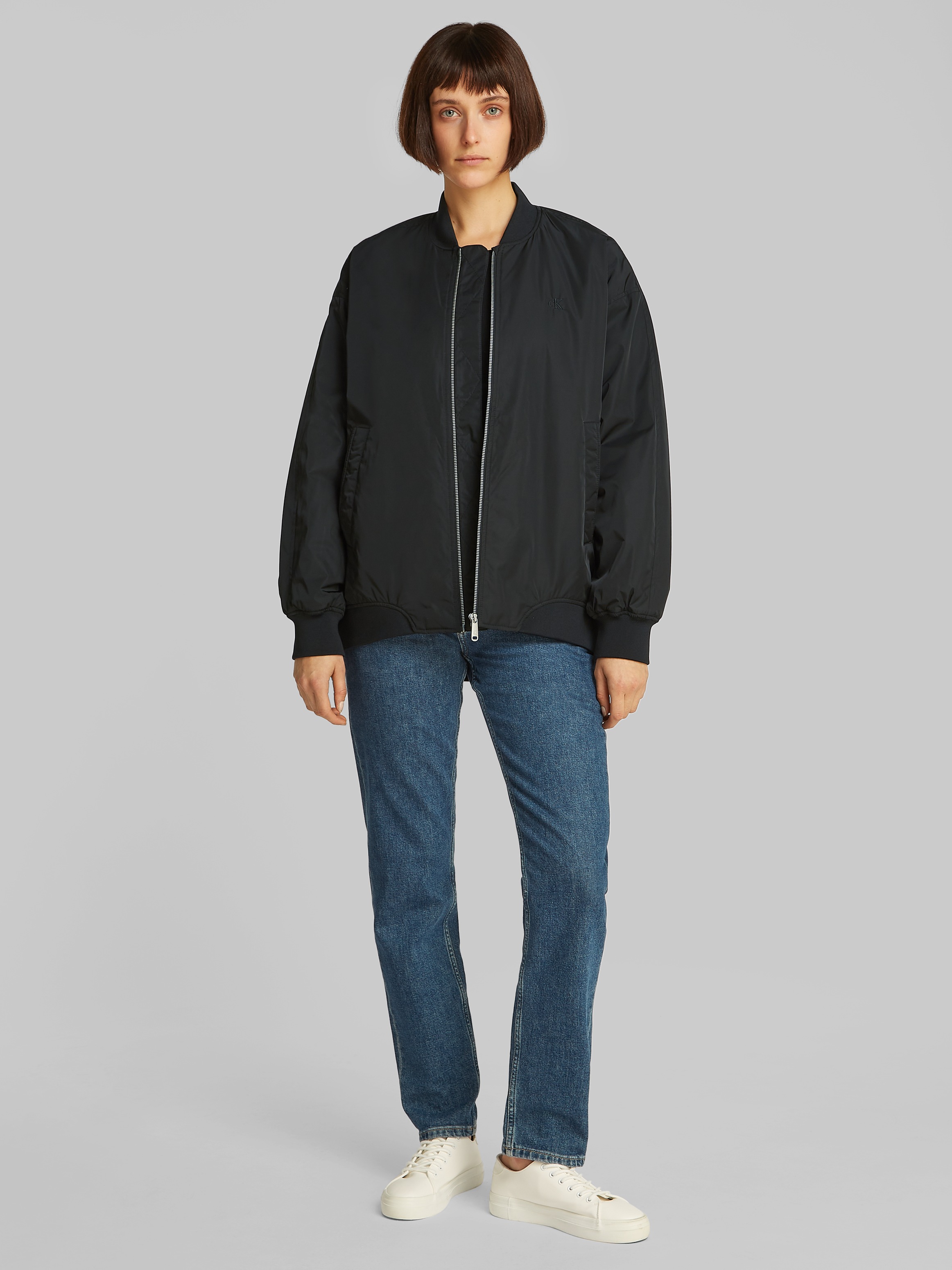 Calvin Klein Jeans Bomberjacke »LONG BOMBER« mit Logodruck, Rumpfabschluss verengt durch Gummizug