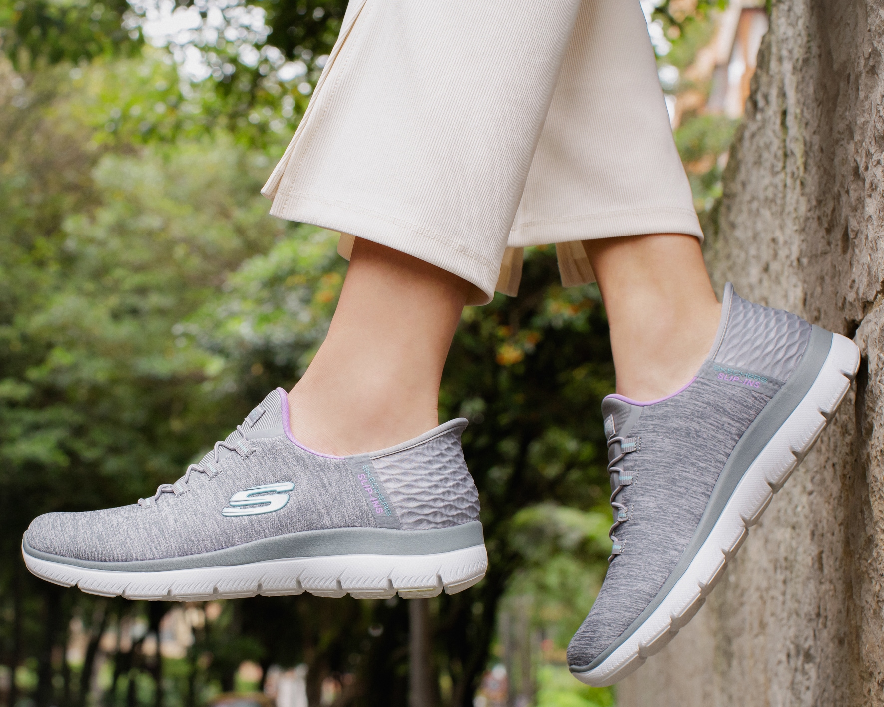Skechers Slipper »SUMMITS DAZZLING HAZE«, Slip Ins Sneaker, Freizeitschuh mit dezenten Kontrastdetails