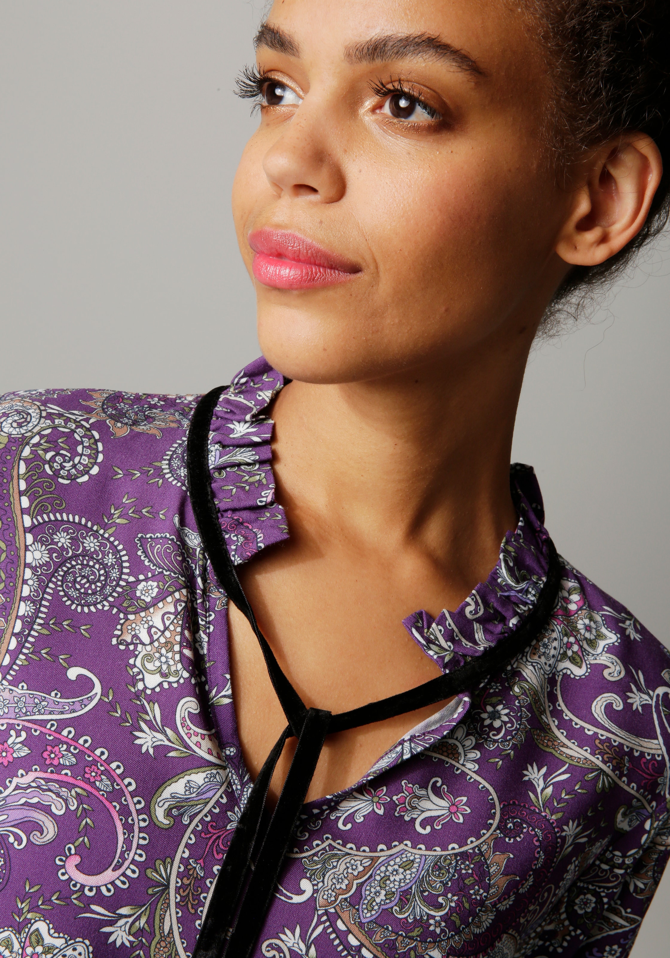 Aniston CASUAL Schlupfbluse, mit grossflächigem Paisley-Druck