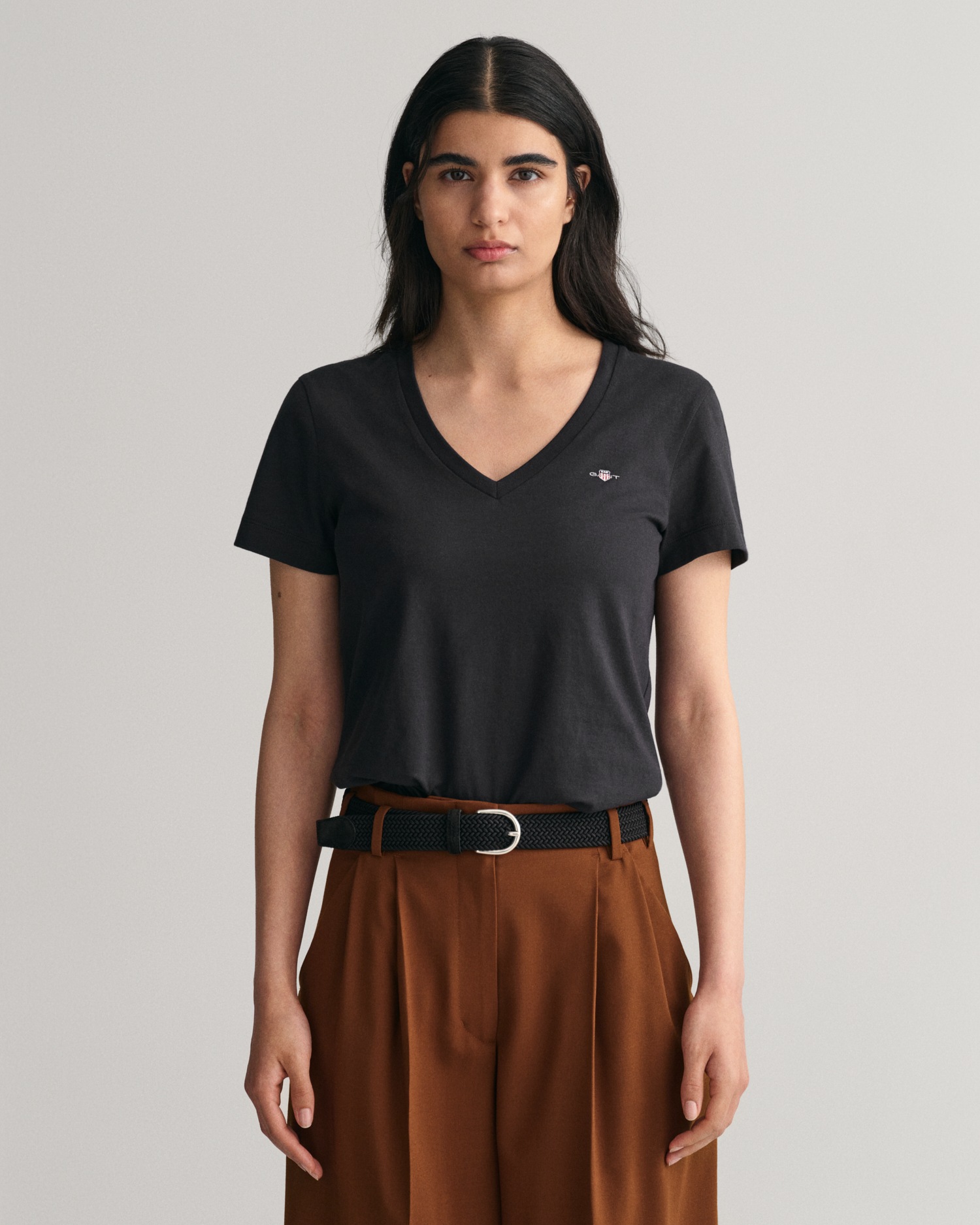 Gant T-Shirt »REG SHIELD KA V-NECK T-SHIRT«, mit einer kleinen Logostickerei auf der Brust