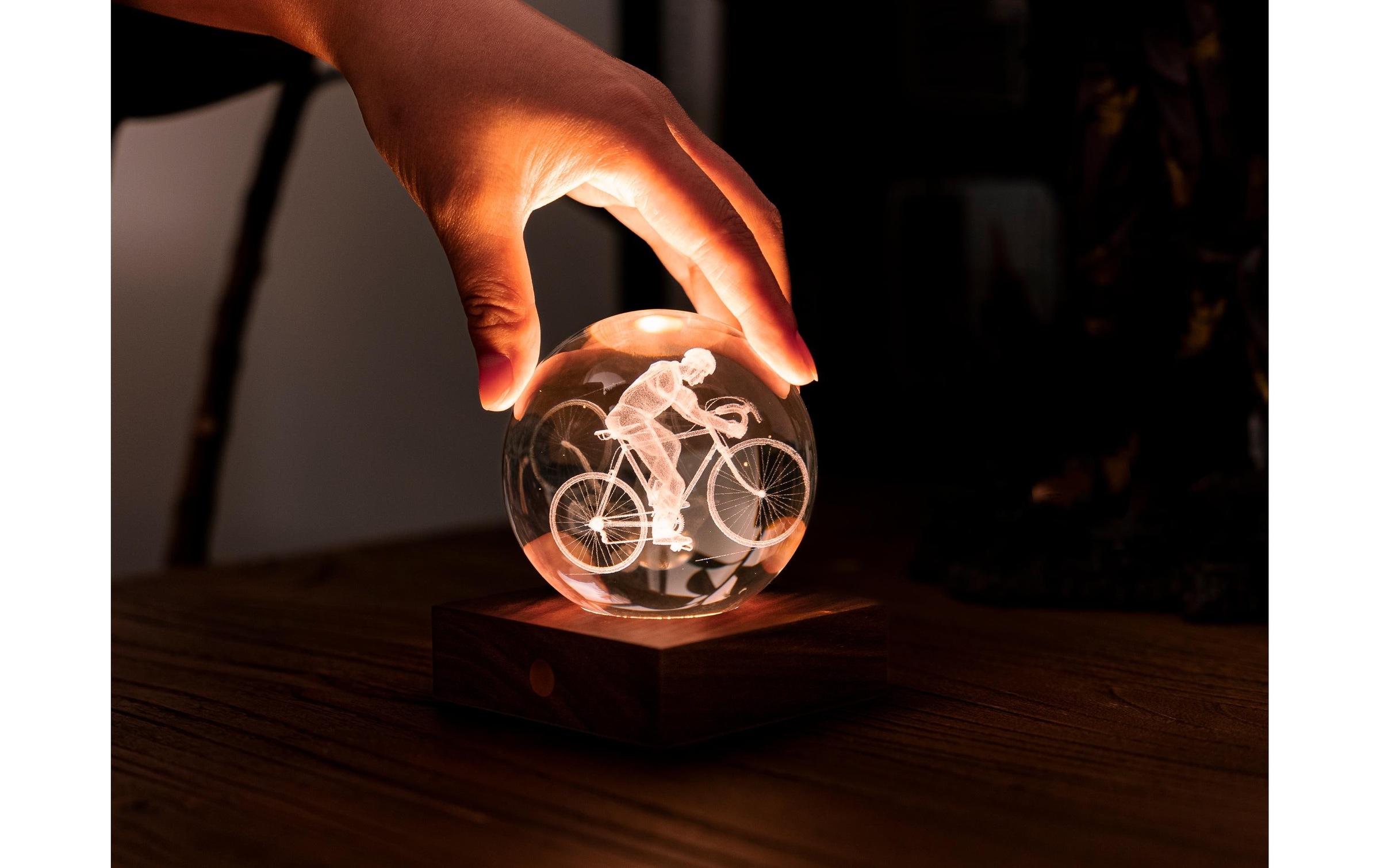 LED Dekofigur »Gingko LED Amber Radfahrer«, Holzart: Walnuss (China)