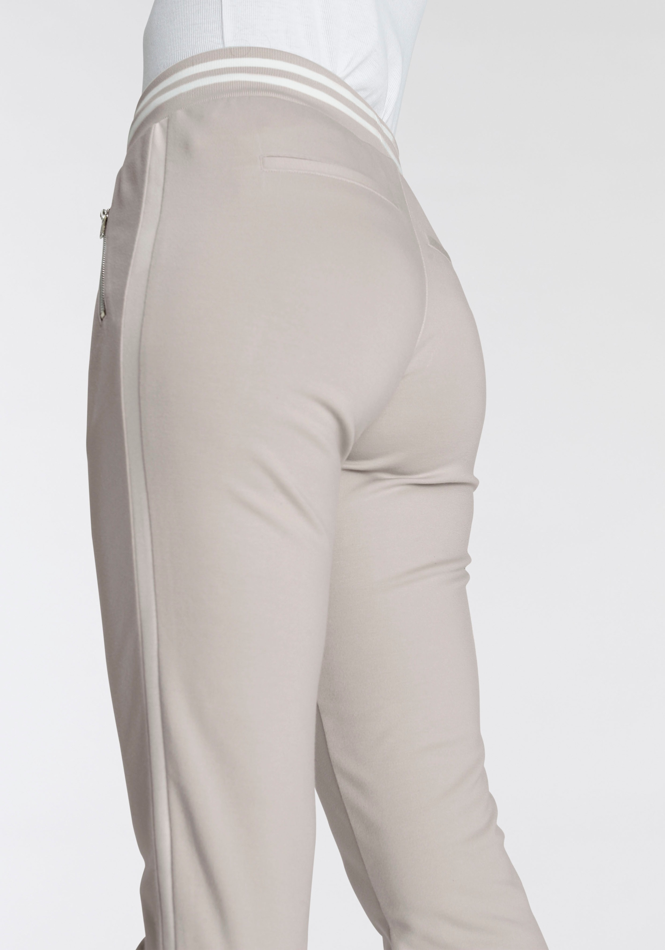 AJC Jogger Pants, im trendigem Retro-Design
