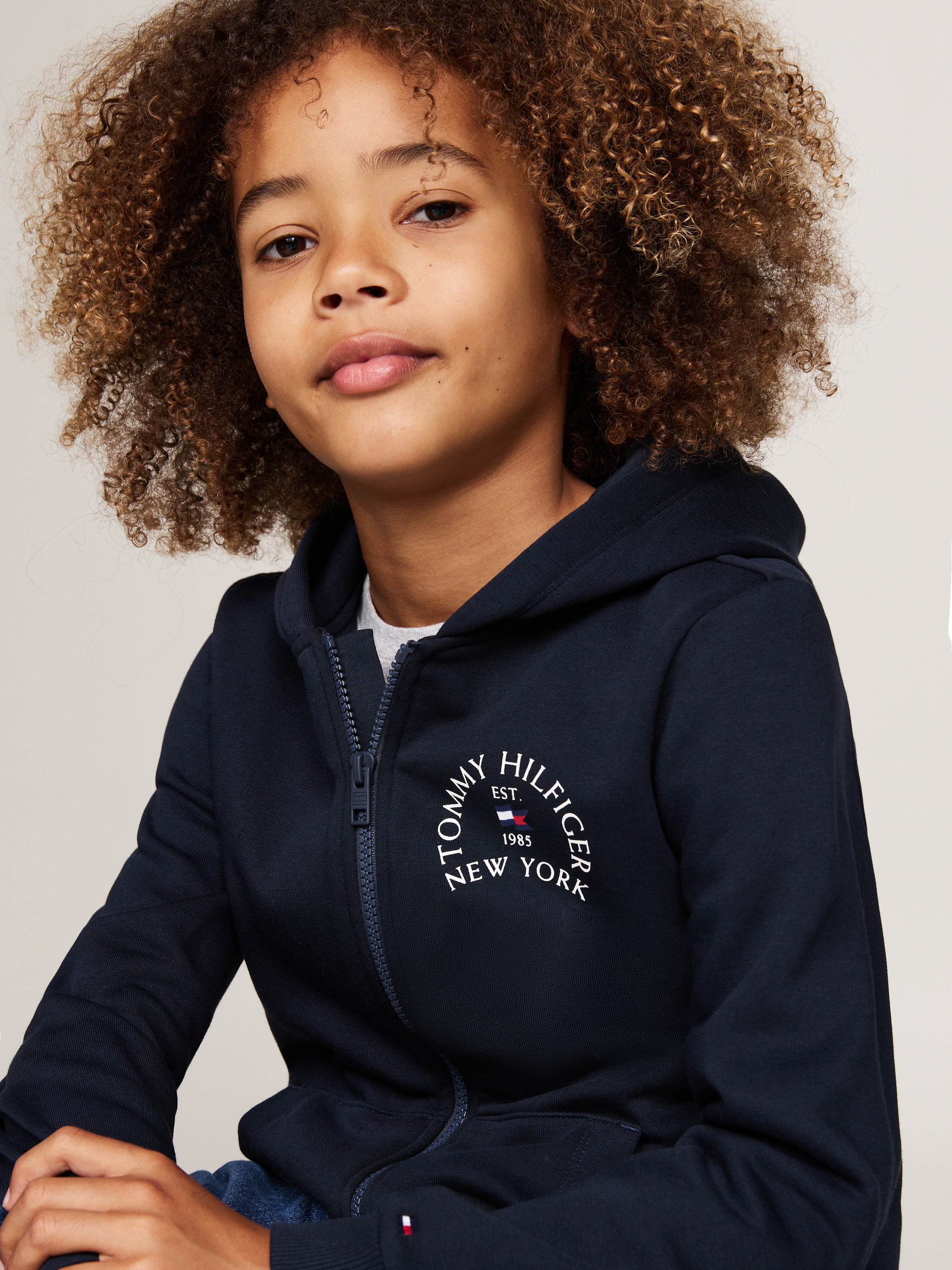 Tommy Hilfiger Sweatjacke »NAUTICAL ARCH FLEECE REG ZIPUP«, mit Logo auf der Brust