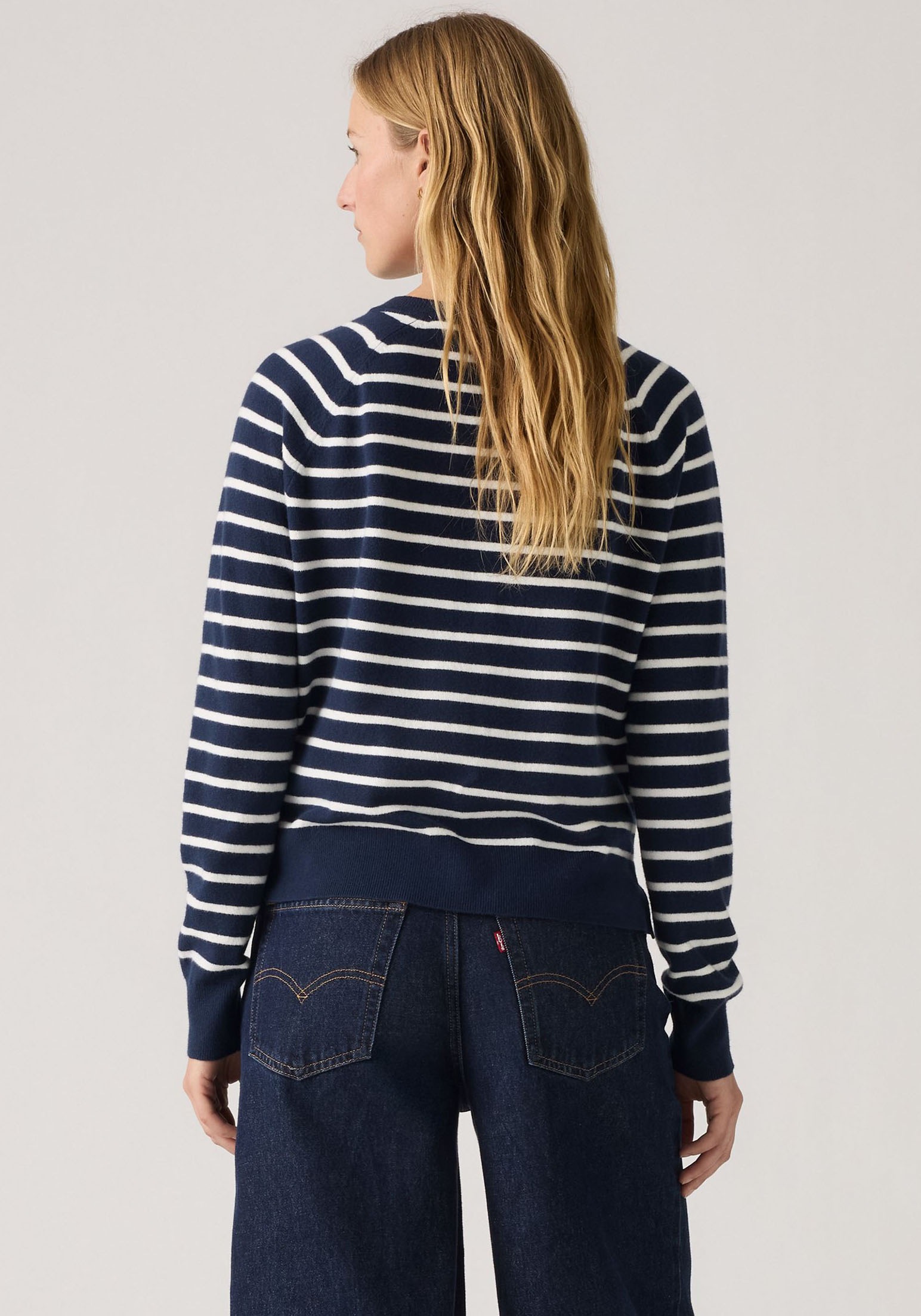 Levi's® V-Ausschnitt-Pullover »TARA SUPER SOFT V«, im Bund beidseitig mit kurzem Schlitz