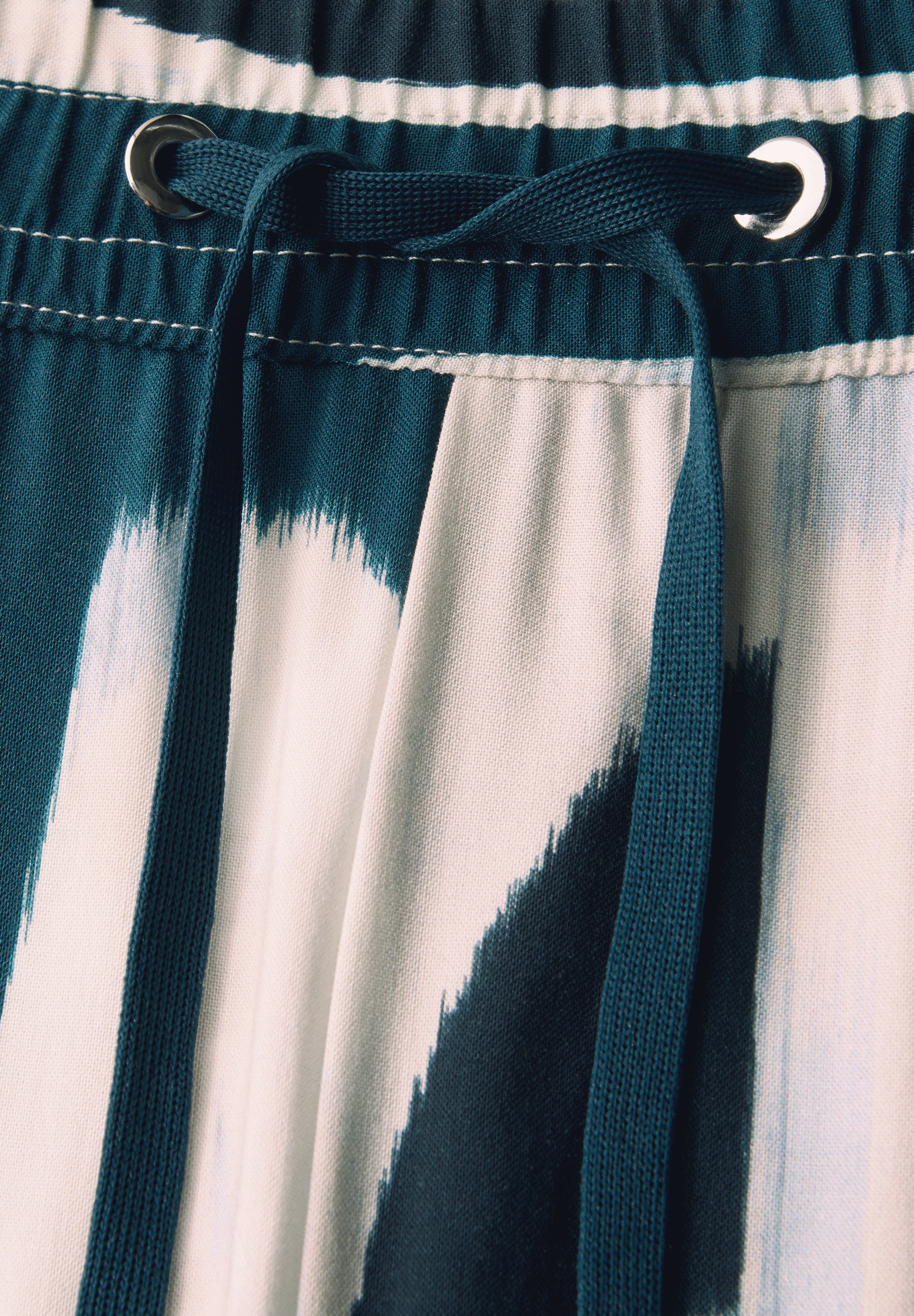 STREET ONE Stoffhose »Style Emee«, Sommerhose mit elastischem Bund und Tunnelzug, mit grafischem Muster