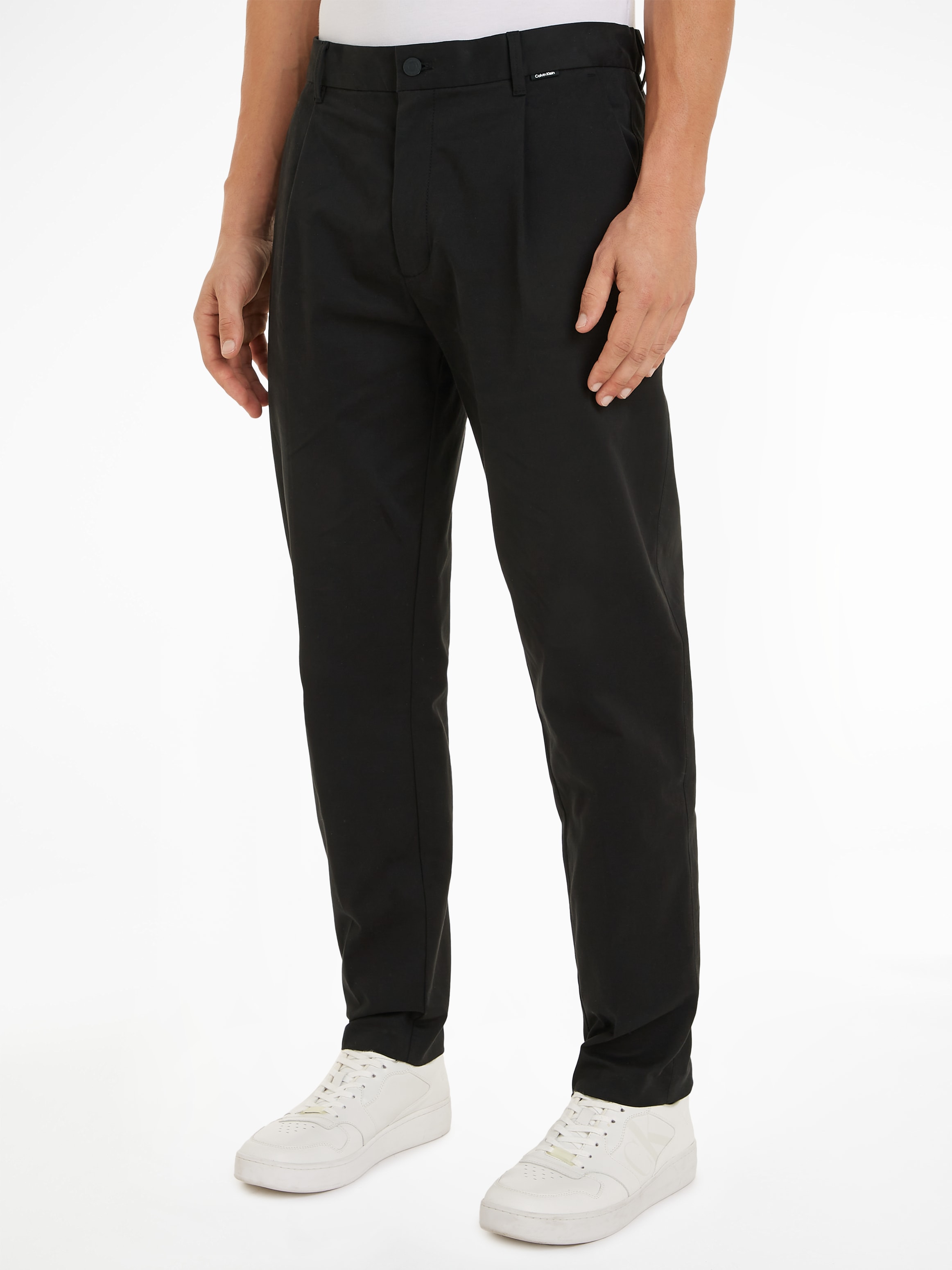 Bügelfaltenhose »MODERN TWILL TAPERED PLEAT PANTS«, mit Logoprägung