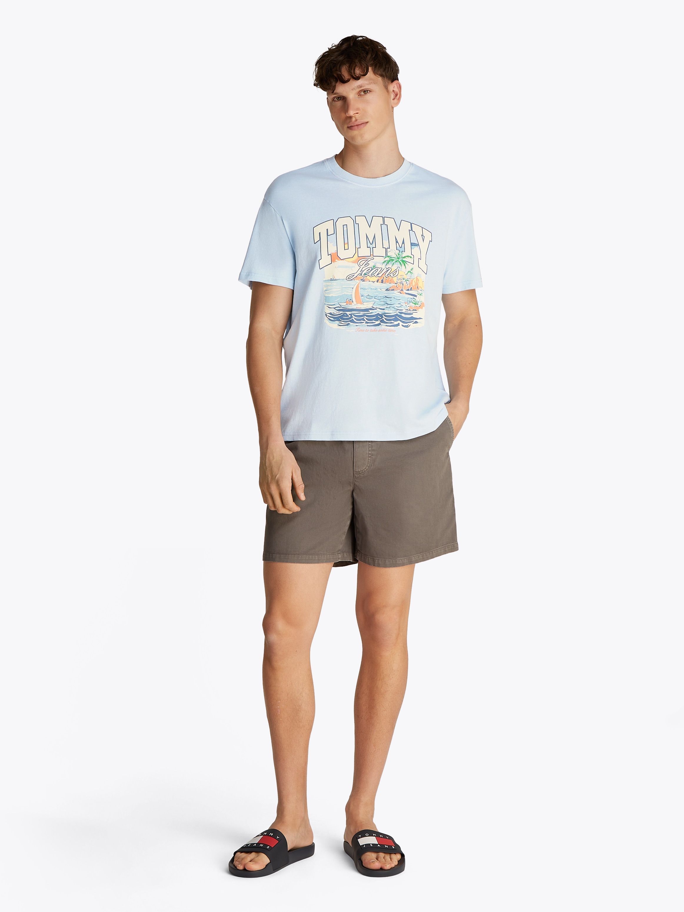 Tommy Jeans T-Shirt »TJM RLX ARCH SAILING SS TEE EXT«, mit grossem, mehrfarbigen Print auf der Brust