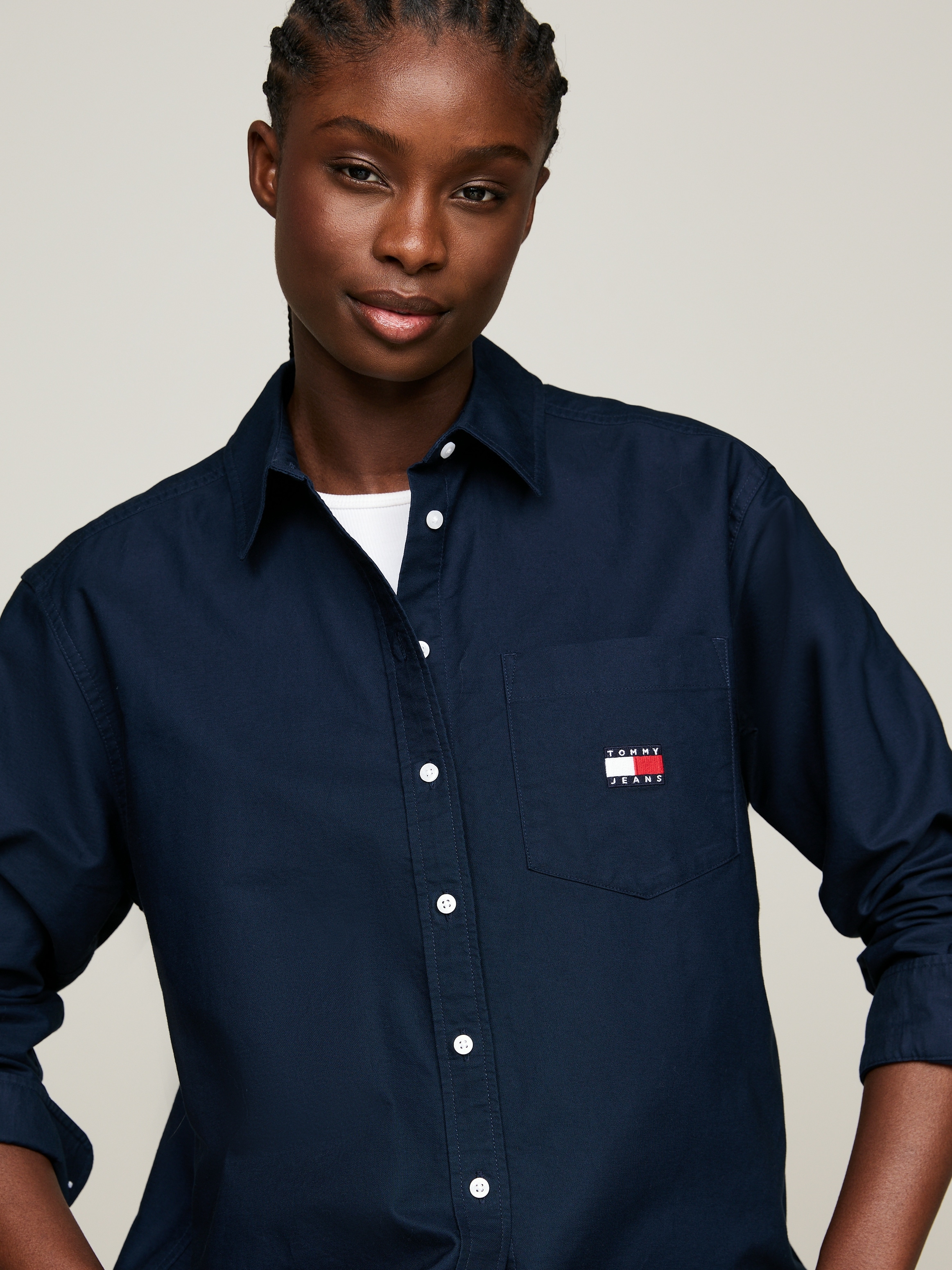 Tommy Jeans Blusentop »TJW BADGE BOYFRIEND«, mit Tommy Jeans Logo-Badge