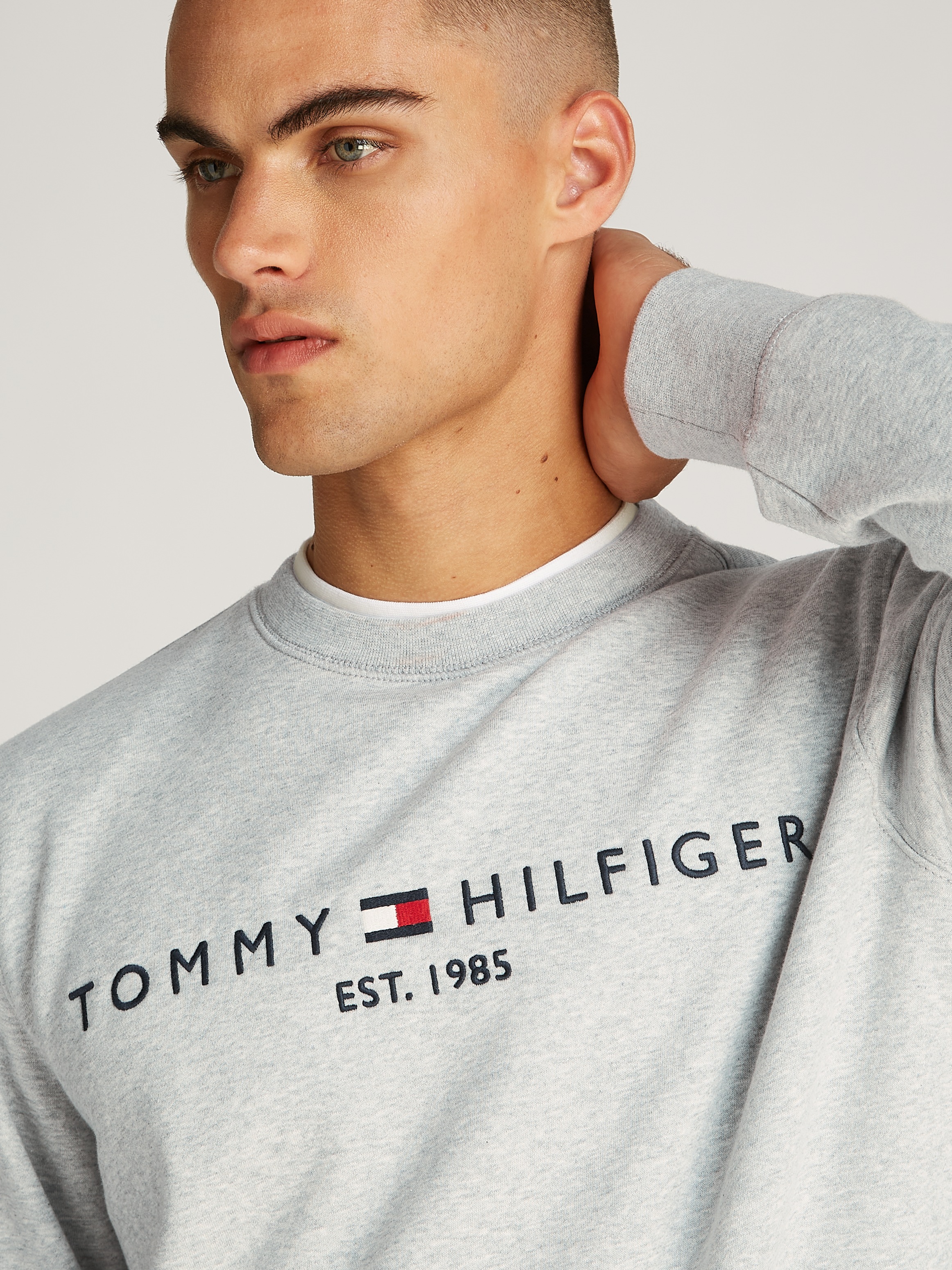Tommy Hilfiger Sweatshirt »TOMMY LOGO SWEATSHIRT mit Rundhals und Stickerei«, unifarben, casual, regular fit, Baumwollmix, Rundhals